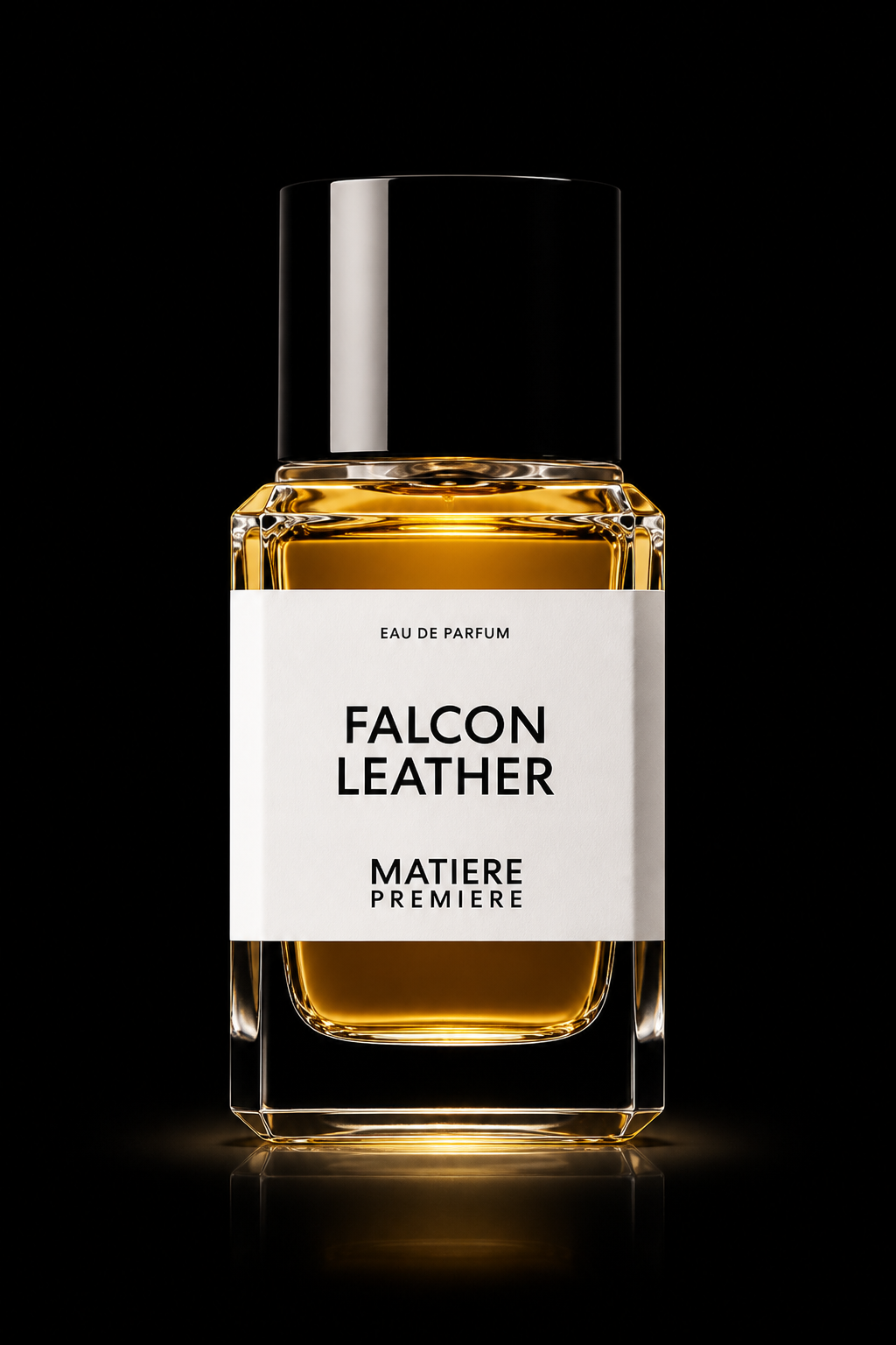 Parfum Falcon Leather Matìere Premiere dans un flacon en cristal avec étiquette blanche et liquide doré, fond noir.