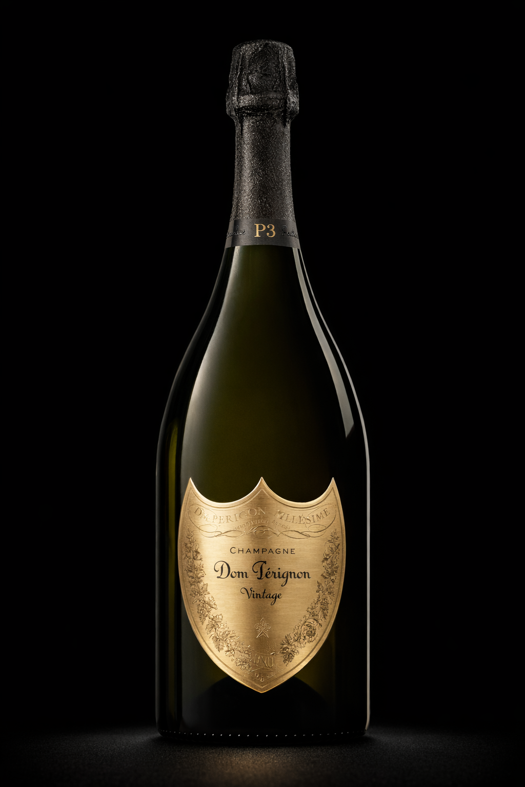 Bouteille de champagne Dom Pérignon vintage avec une étiquette dorée, mise en valeur sur un fond noir.