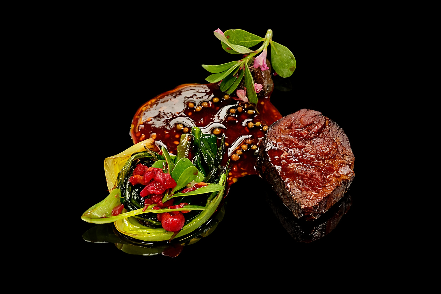 Gros plan d'une assiette de viande mijotée, accompagnée de légumes et d'une garniture décorative avec des feuilles et des fleurs, sur un fond noir.