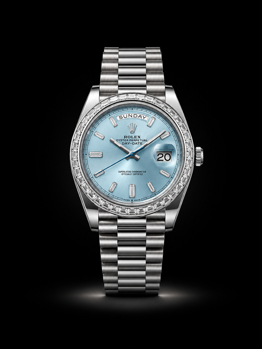 Montre Rolex en acier avec cadran bleu, lunette sertie de diamants, affichage jour, date, et aiguilles argentées.