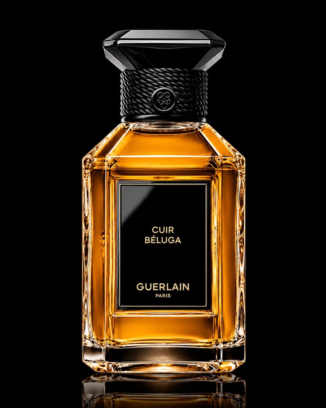 Une bouteille de parfum Guerlain Cuir Béluga, en verre orange avec étiquette noire et écriture dorée, sur fond noir.
