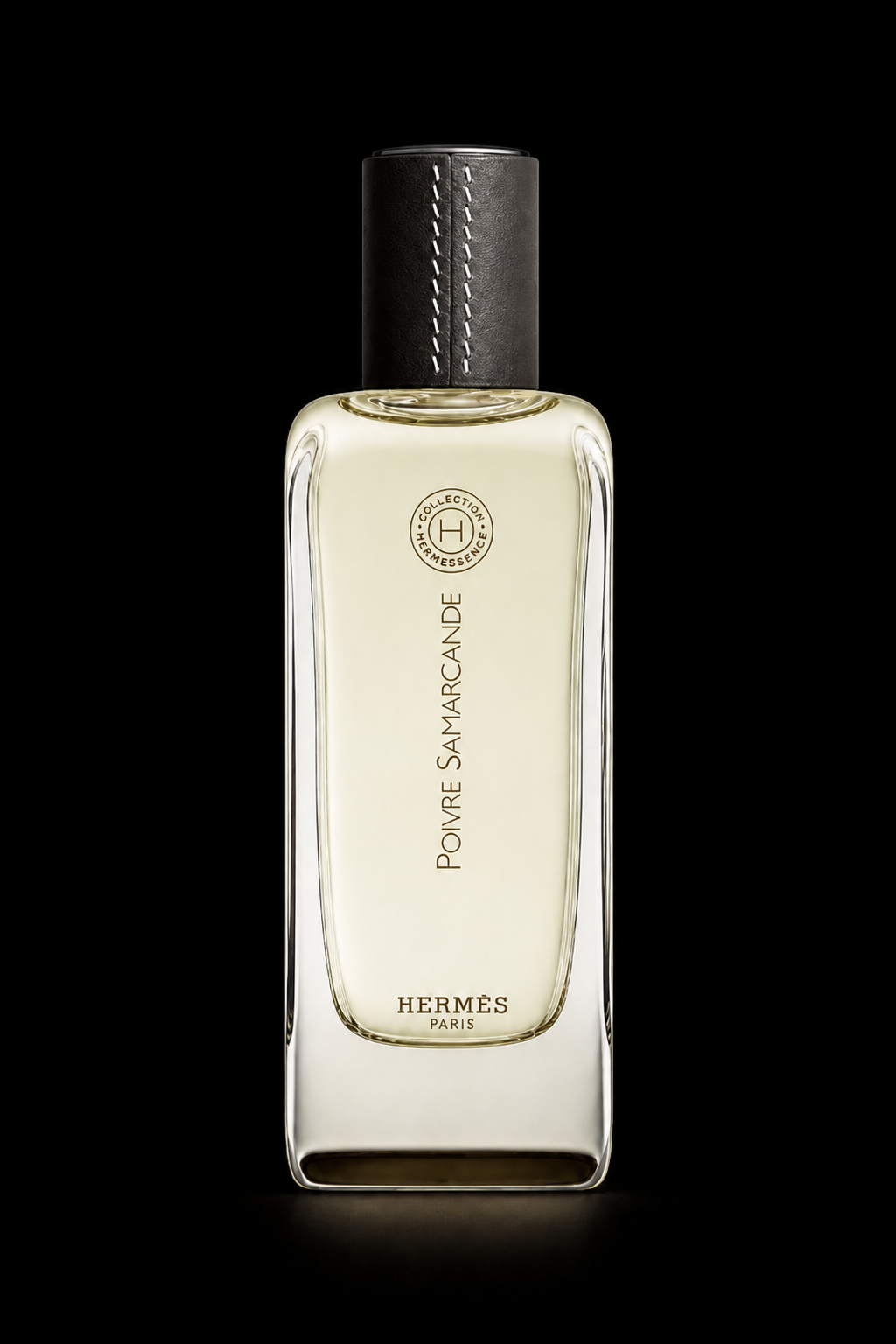 Flacon de parfum Hermès Poivre Sâmarcande avec une étiquette blanche et un bouchon en cuir noir, présenté sur un fond noir