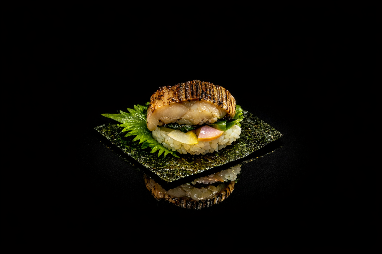 Sushi avec poisson grillé, légumes, et riz sur une feuille d'algue nori, sur fond noir