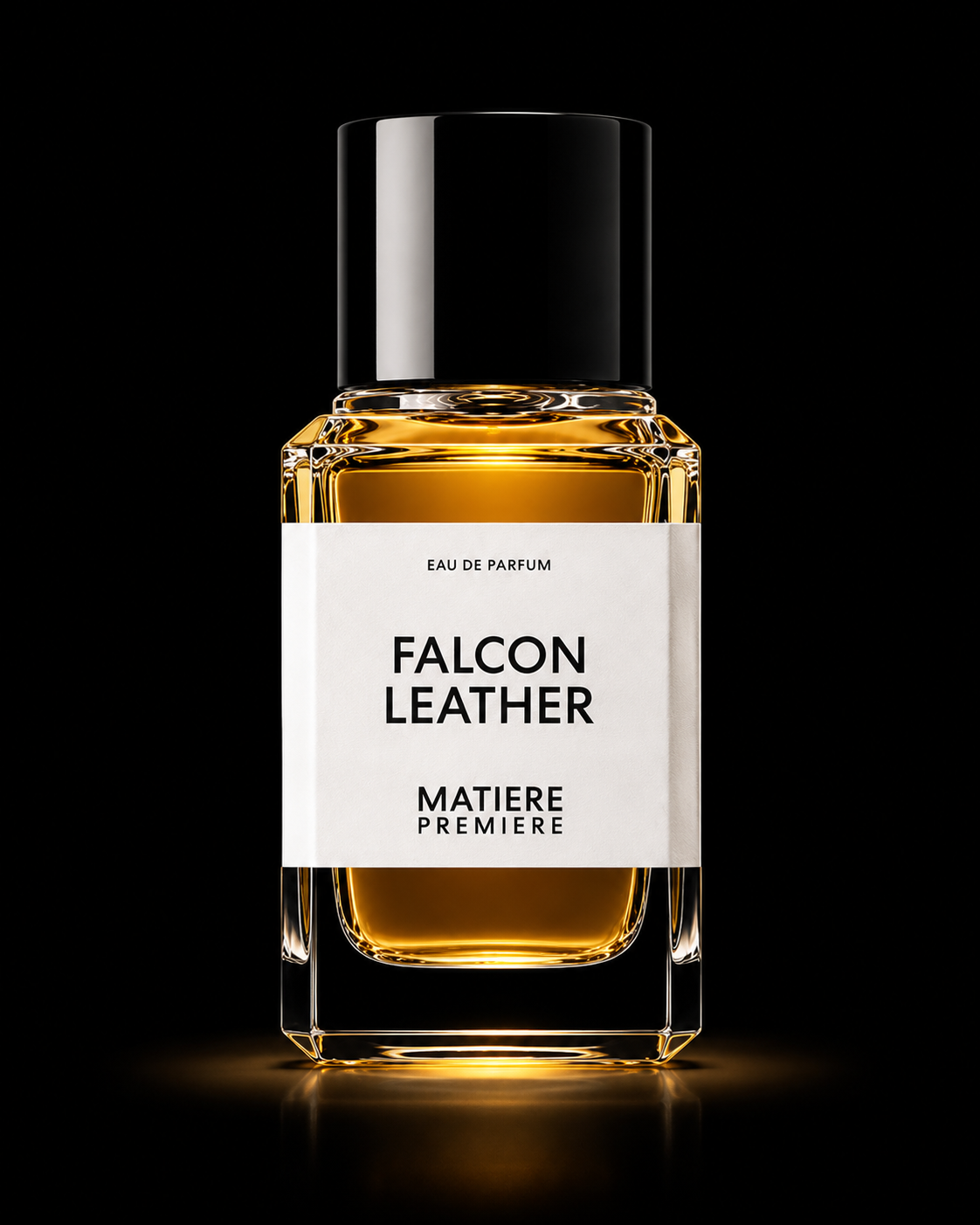 Une bouteille de parfum transparente avec un liquide doré, étiquette blanche avec écriture noire, fond noir