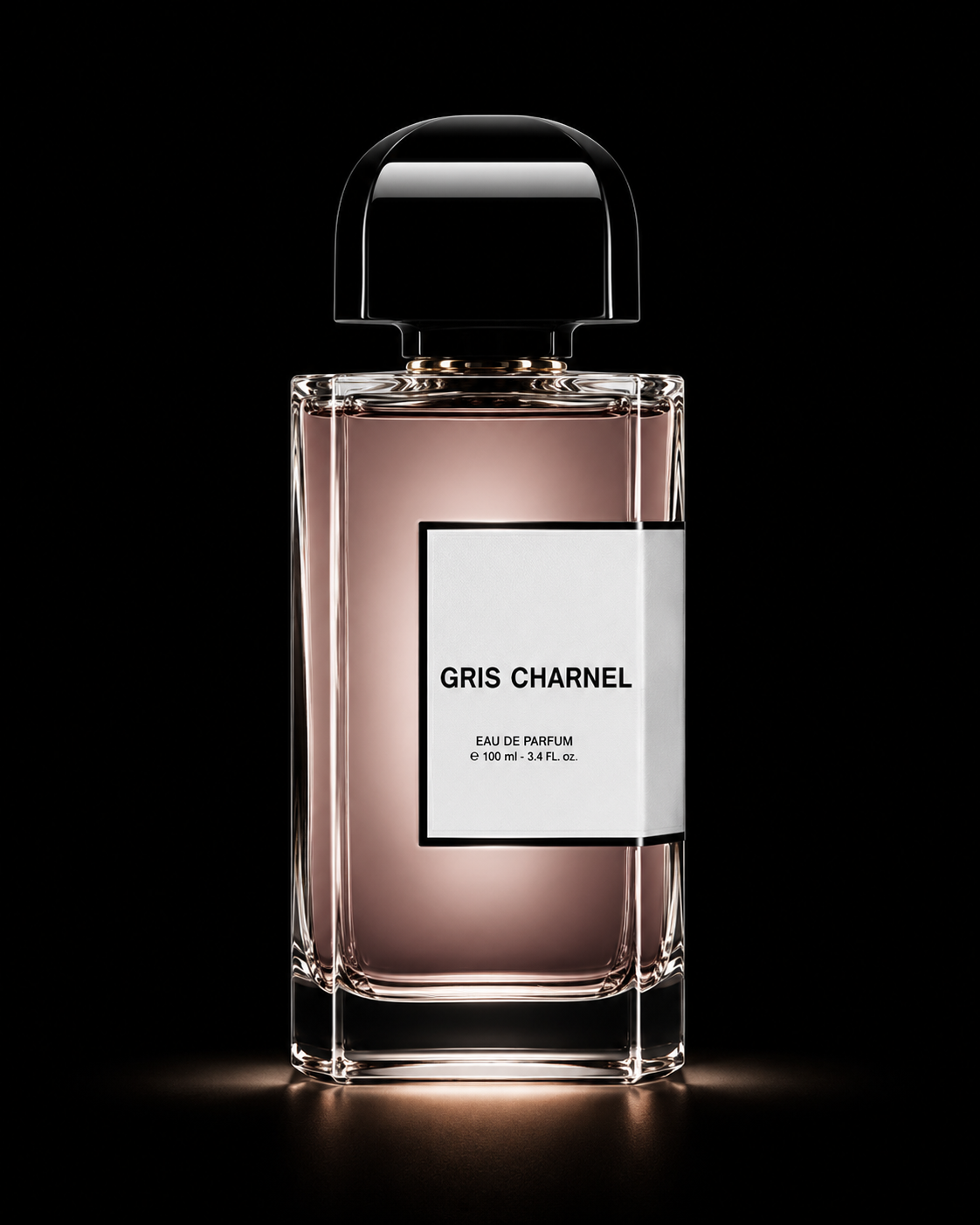 Flacon de parfum transparent avec liquide rose clair, étiquette blanche avec texte noir 'Gris Charnel', sur fond noir.