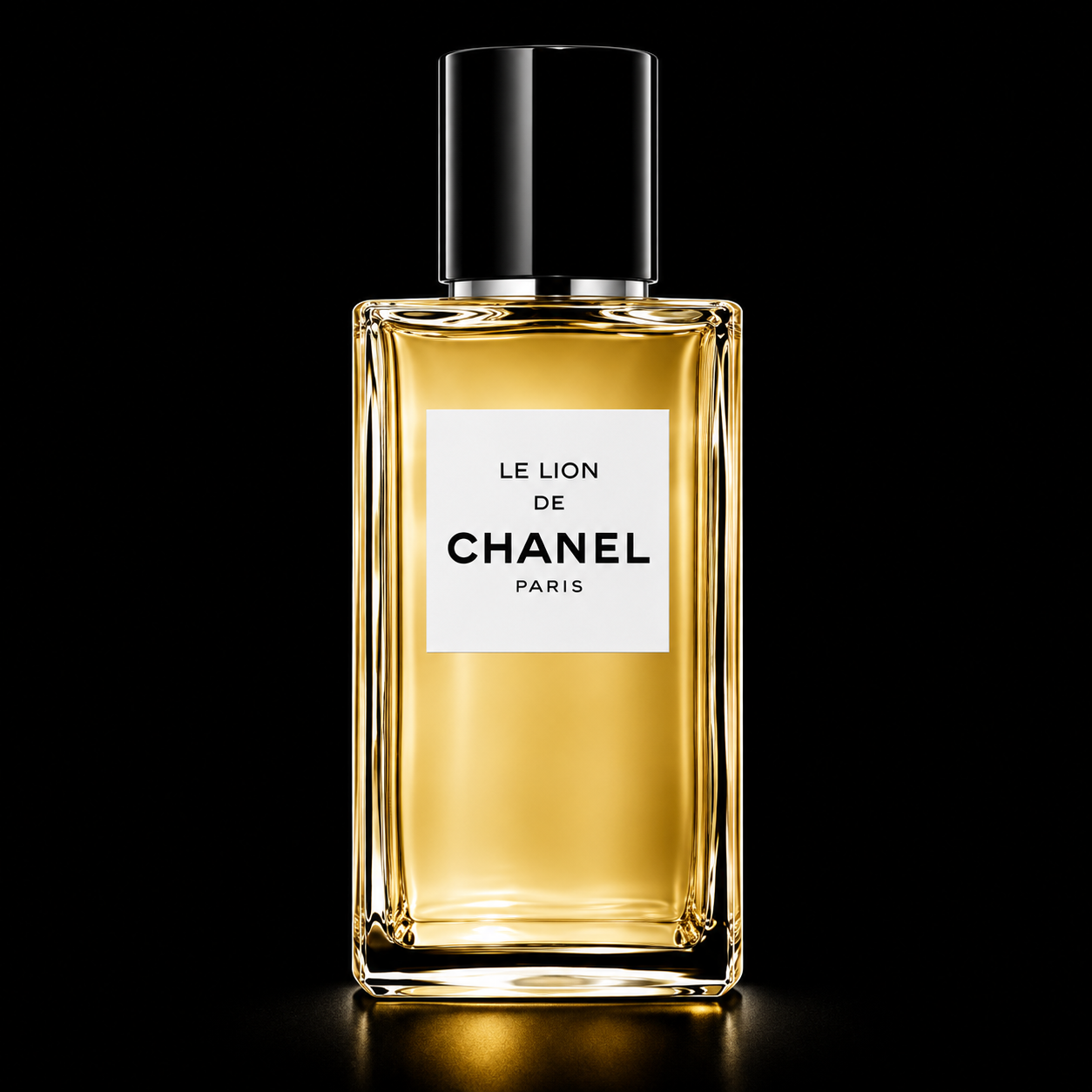 Flacon de parfum jaune de Chanel avec une étiquette blanche indiquant 'Le Lion de Chanel Paris' sur un fond noir.