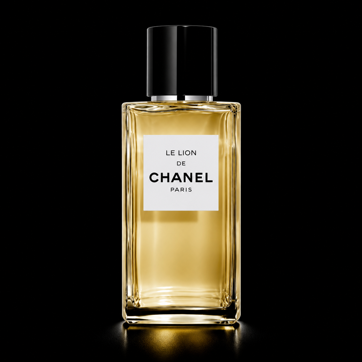 Une bouteille de parfum avec l'étiquette « Le Lion de Chanel Paris » contre un fond noir.