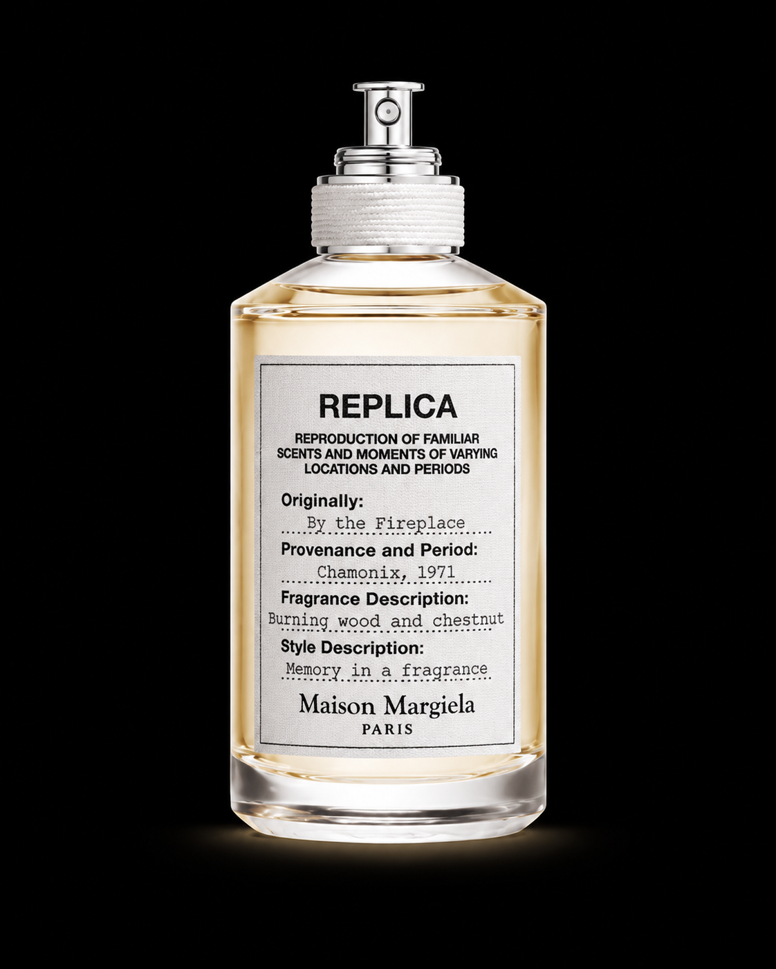 Un flacon de parfum transparent avec une étiquette blanche portant le mot 'REPLICA' en gras, et d'autres détails sur l'origine, la provenance, la description du parfum, et la marque 'Maison Margiela' à Paris. Le flacon est placé sur un fond noir.