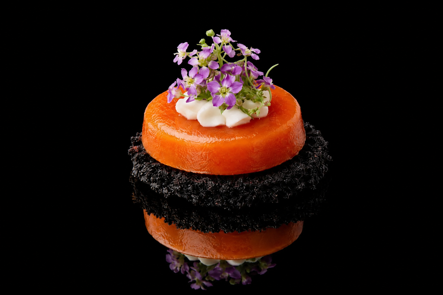Dessert avec une tranche d'abricot, garnie de crème et de petites fleurs violettes, sur une base noire