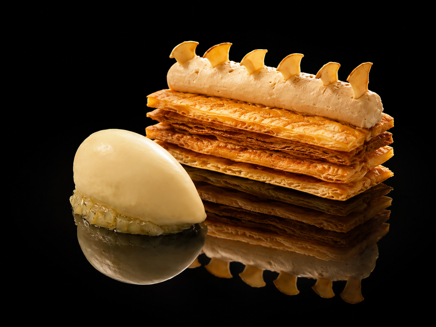 Tartefine aux pommes et crème avec un morceau de poire pochée
