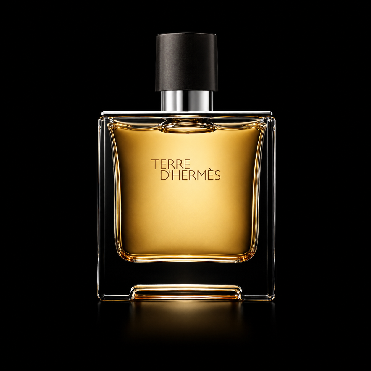 Flacon de parfum Terre d'Hermès avec parfum doré dans un flacon en verre transparent, fond noir.