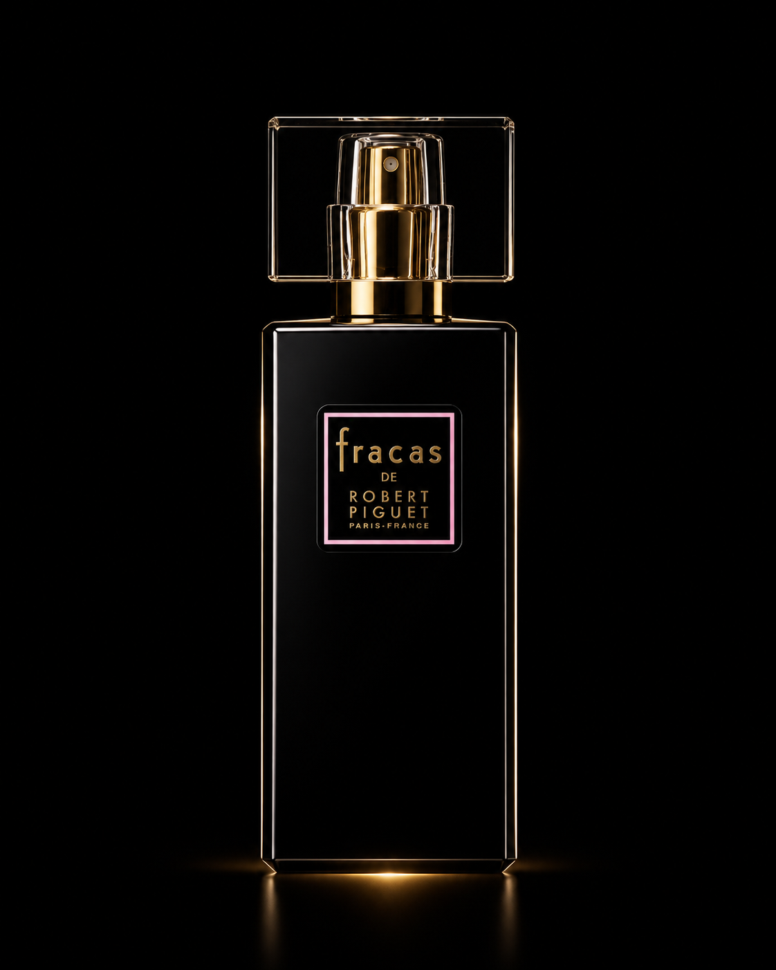 Une bouteille de parfum noire avec des détails dorés et un capuchon en plastique transparent, portant une étiquette 'fracas de Robert Piguet, Paris-France', sur fond noir.
