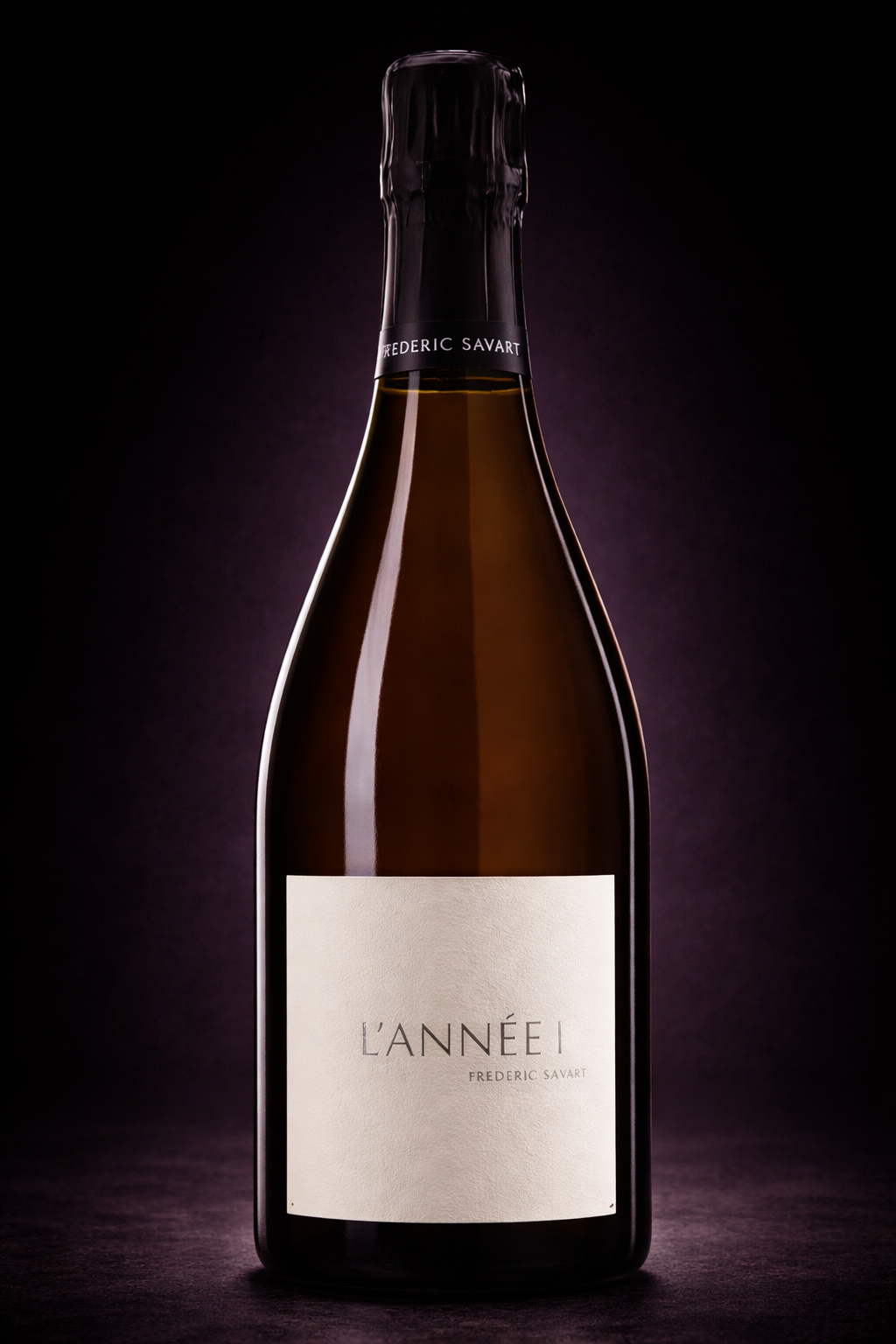 Bouteille de champagne L'Année 1 de Frédéric Savart sur fond sombre.