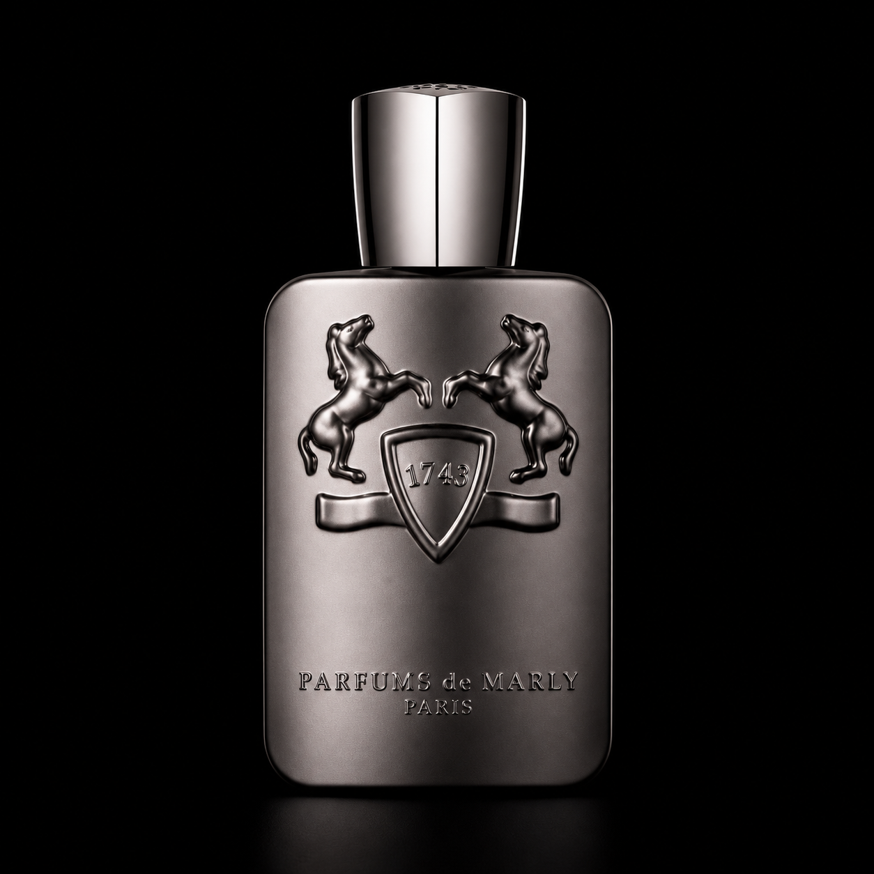 Flacon de parfum noir avec logo de deux chevaux en relief et inscription "PARFUMS de MARLY PARIS".