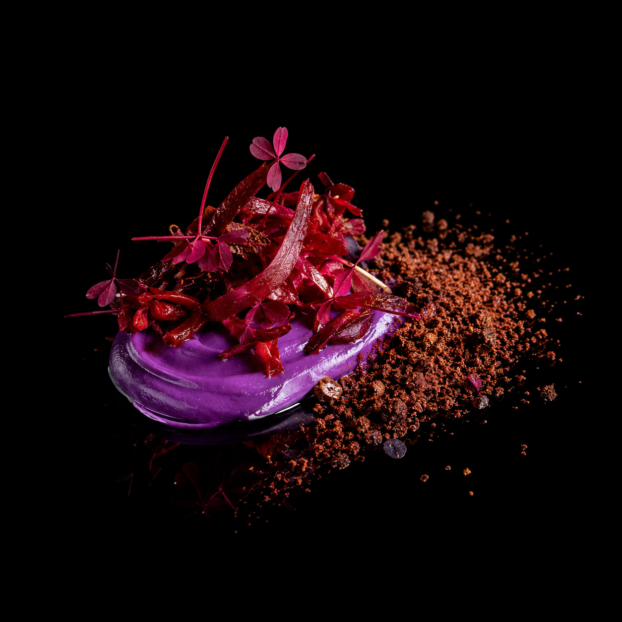 Un plat gastronomique sophistiqué avec une base violette, garnie de brindilles, petites feuilles et une poudre chocolatée