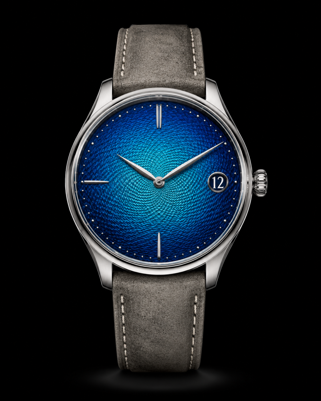 Montre élégante avec un cadran bleu texturé, indiquant l'heure et la date, portée avec un bracelet gris en cuir.