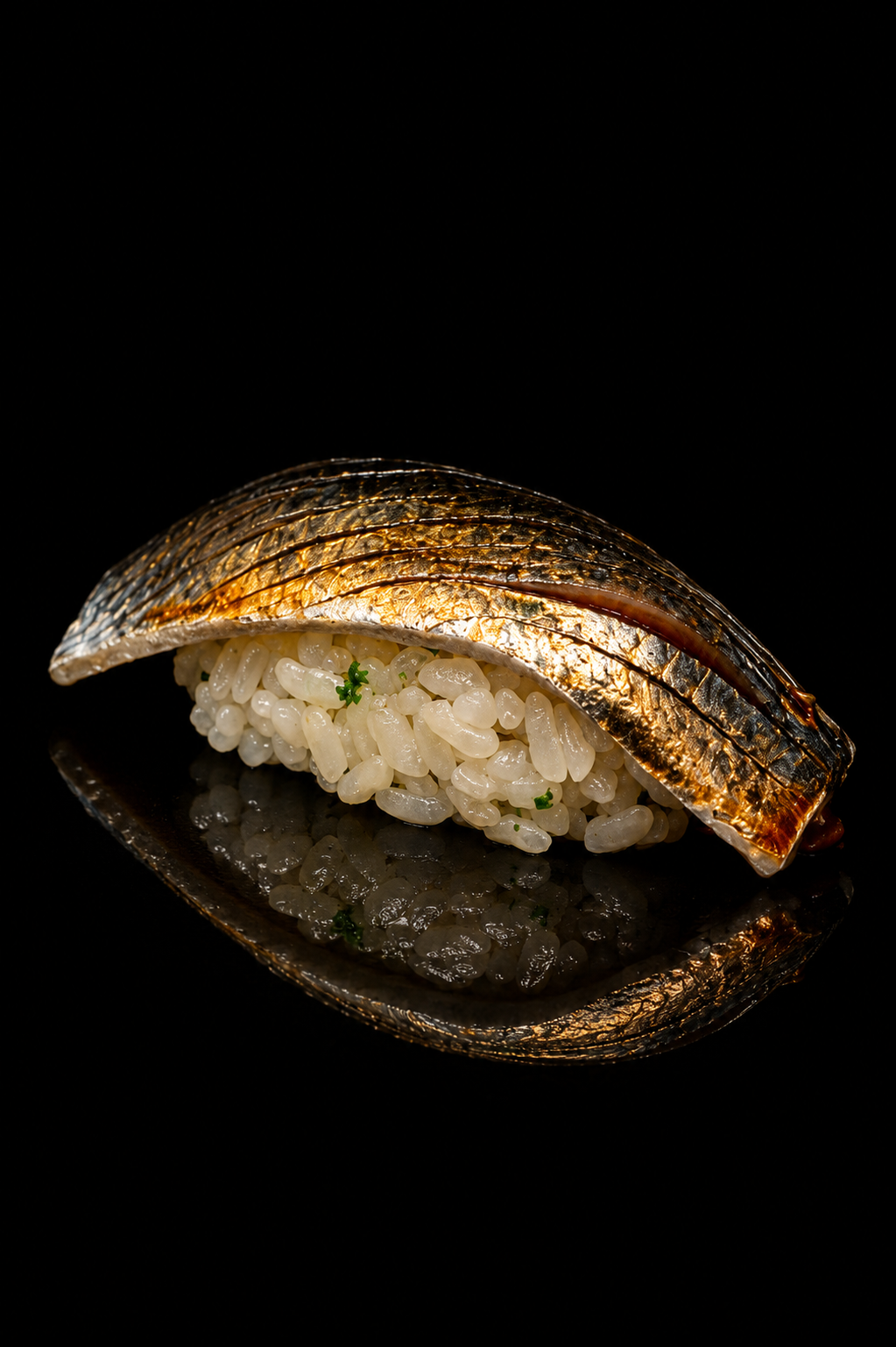 Sushi avec riz blanc et poisson grillé sur le dessus, reflet sur une surface noire