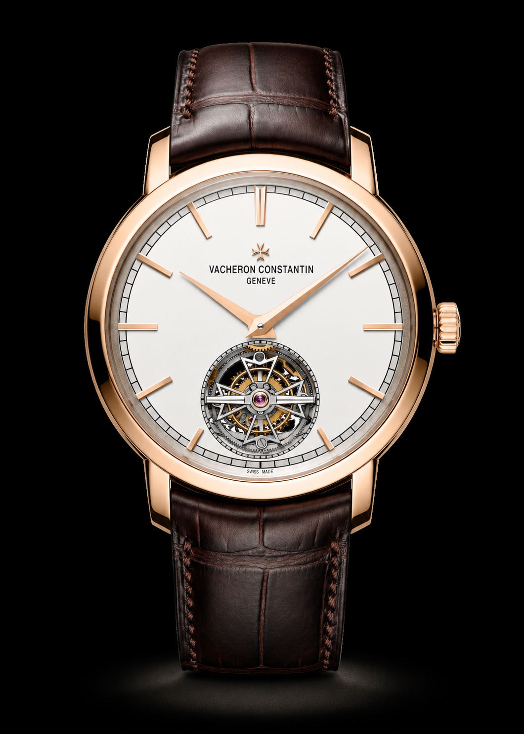 Montre Vacheron Constantin avec cadran blanc, boîtier en or rose, bracelet en cuir marron, affichage de l'heure et tourbillon apparent à 6 heures.