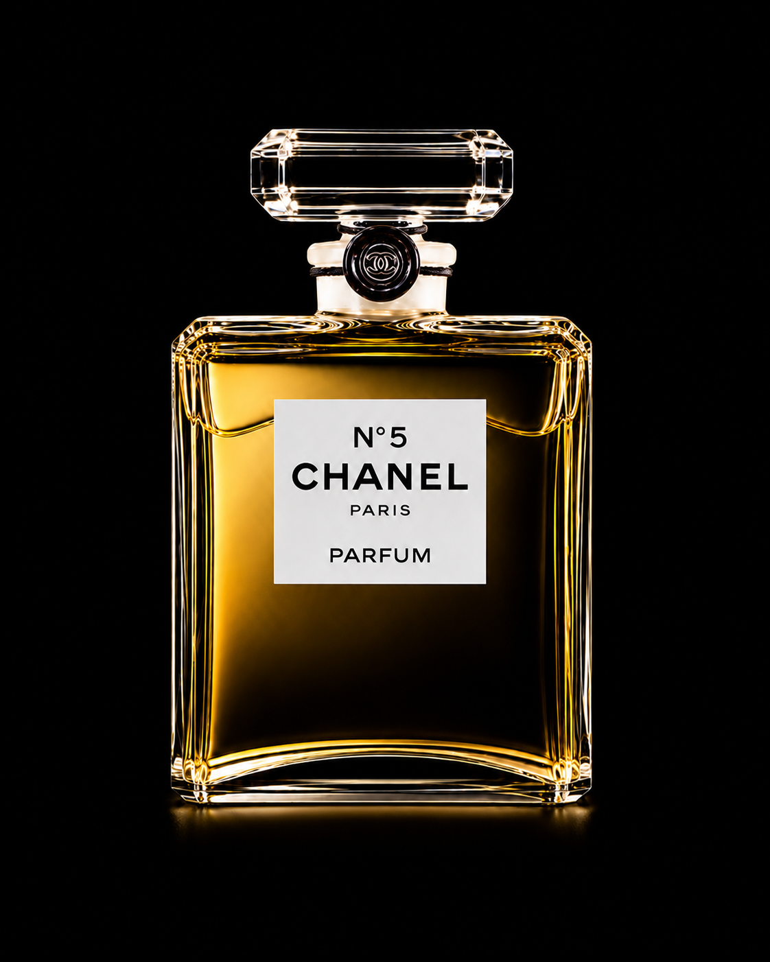 Bouteille de parfum Chanel No. 5, en verre transparent avec liquide doré, sur fond noir.