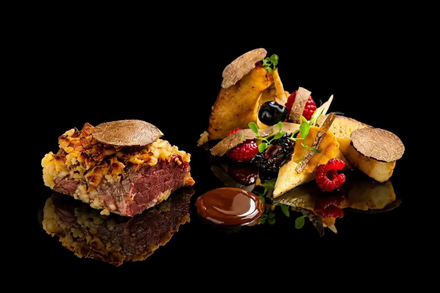 Assiette gastronomique avec un morceau de filet mignon en croûte de noix, un assortiment de fruits rouges, des tranches de pommes de terre, des dehydrats et une sauce chocolat proche