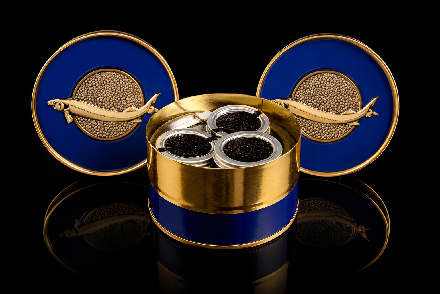Boîtes de caviar avec des étiquettes ornées de poissons en or, sur fond noir.