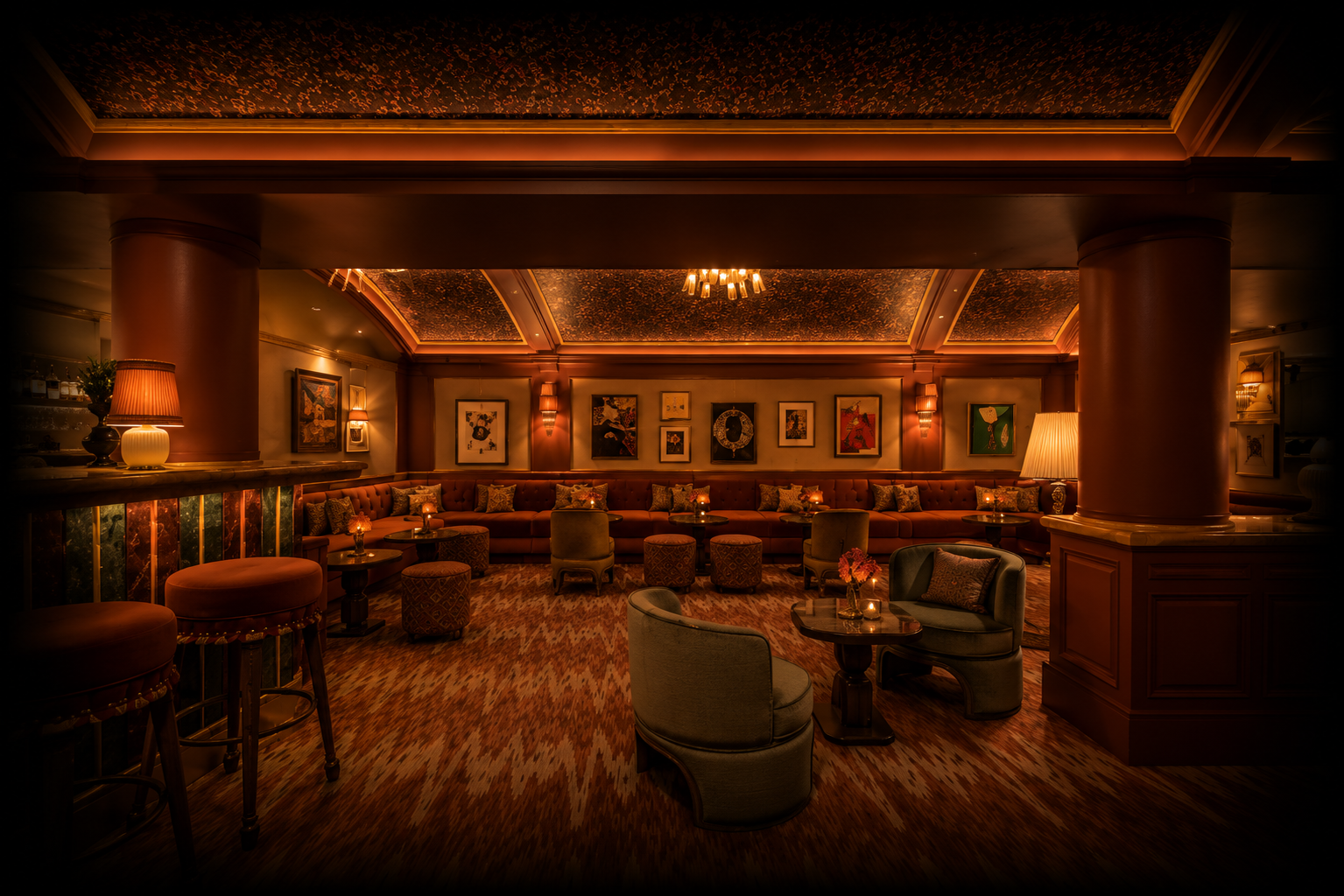 Intérieur d'un lounge ou bar cosy avec éclairage tamisé, canapés en velours, tableaux ornementaux, lampes d'ambiance, et une décoration chaleureuse.