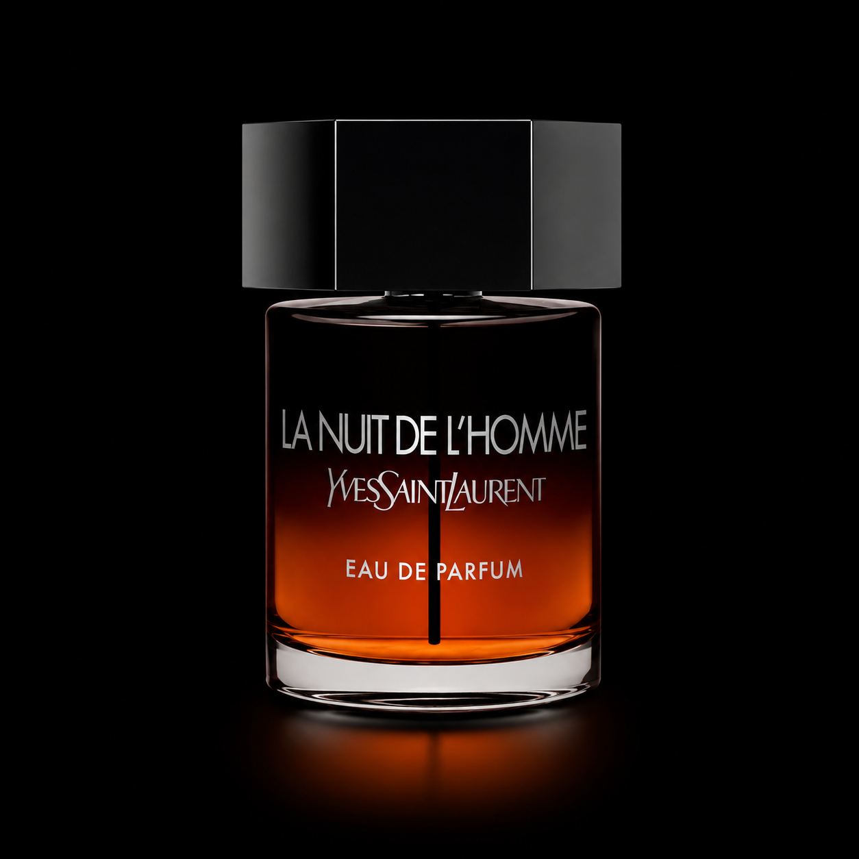 Flacon de parfum 'La Nuit de L'Homme' Yves Saint Laurent avec dégradé d'orange à noir, fond noir, vue frontale.