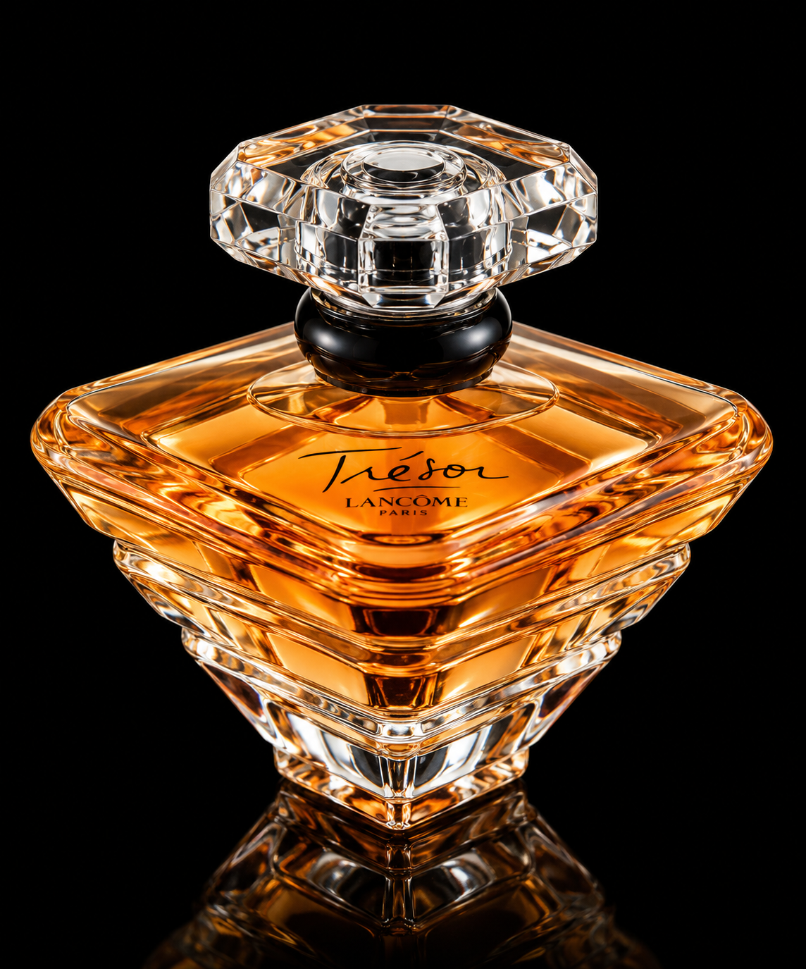 Flacon de parfum Trésor de Lancôme, en verre orné, avec un capuchon en cristal, posé sur une surface noire.