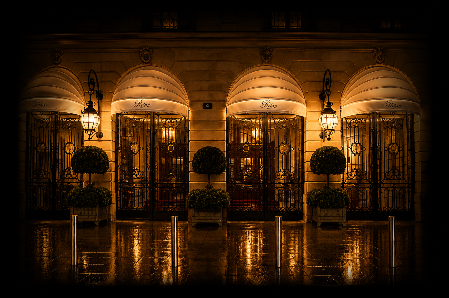 Façade d'un restaurant ou hôtel avec des portes en fer forgé, lampes suspendues, et des arceaux avec des auvents blancs portant le nom 'Ritz', entourée de plantes en pot, éclairée chaleureusement la nuit.
