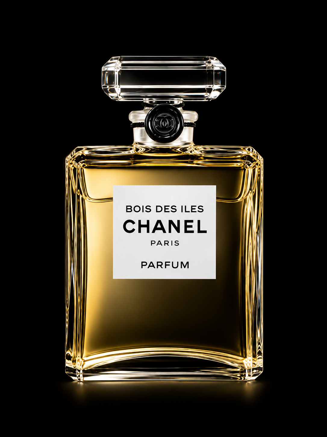 Flacon de parfum Chanel Bois des Iles avec une étiquette blanche, texte noir, fond noir.