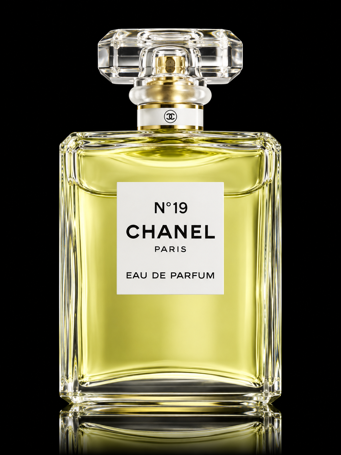 Une bouteille de parfum Chanel N°19 à l'arrière-plan noir.