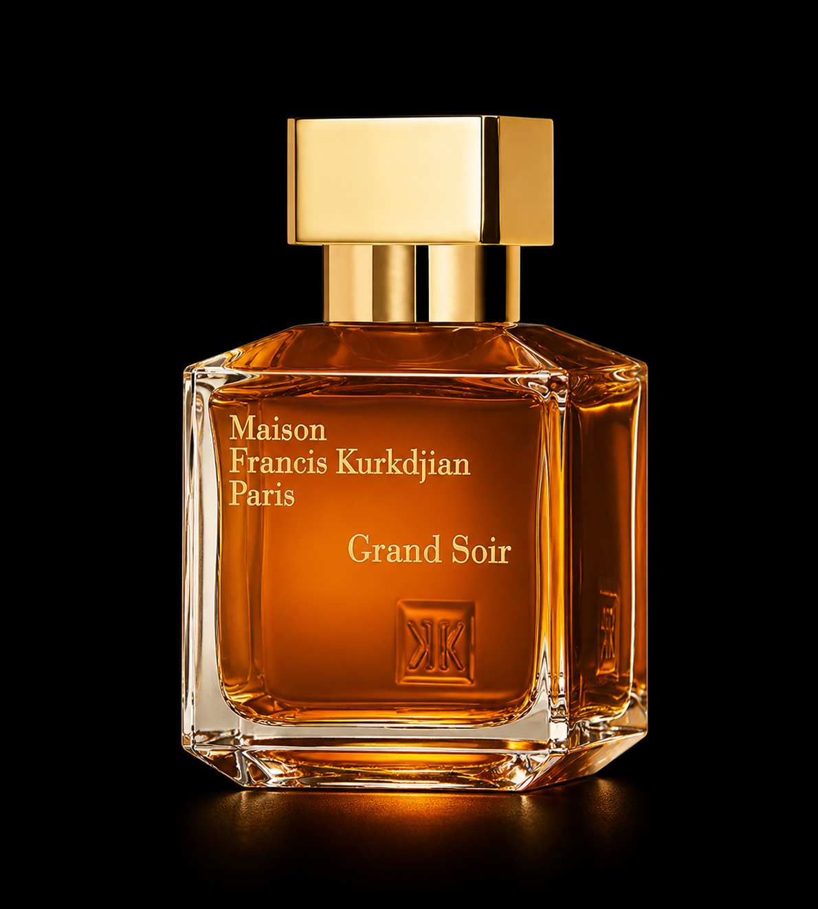 Une bouteille de parfum en verre transparent avec une étiquette or et un bouchon doré, étiquetée "Maison Francis Kurkdjian Paris Grand Soir" sur fond noir.