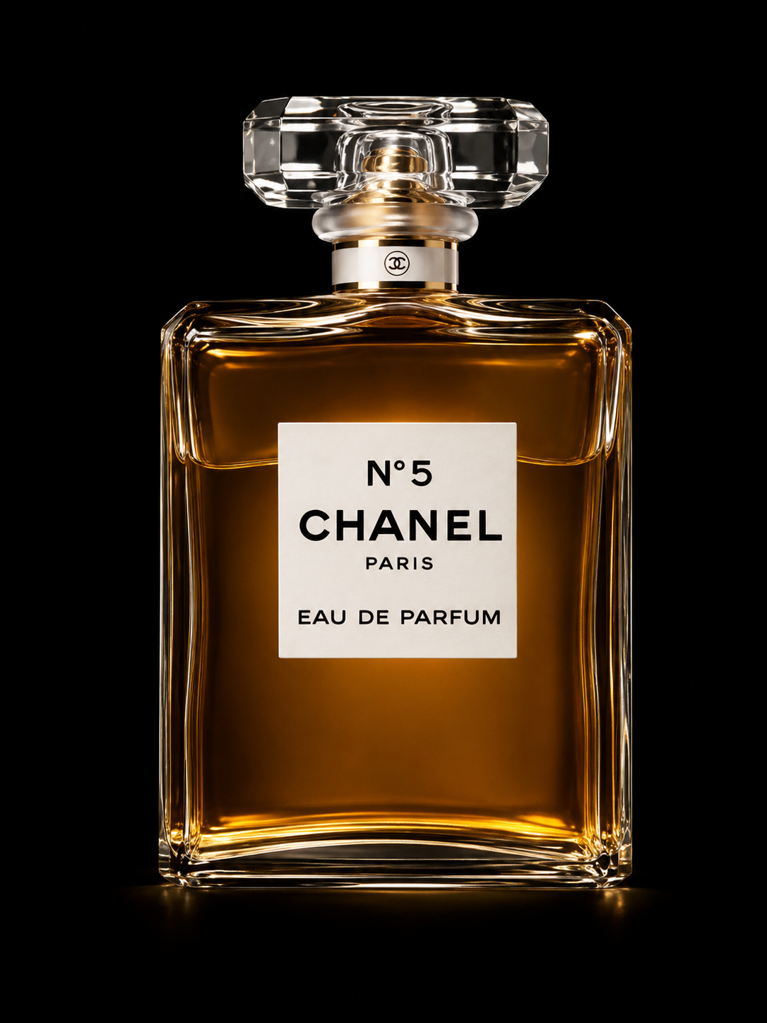 Une bouteille de parfum Chanel No. 5 avec un fond noir.