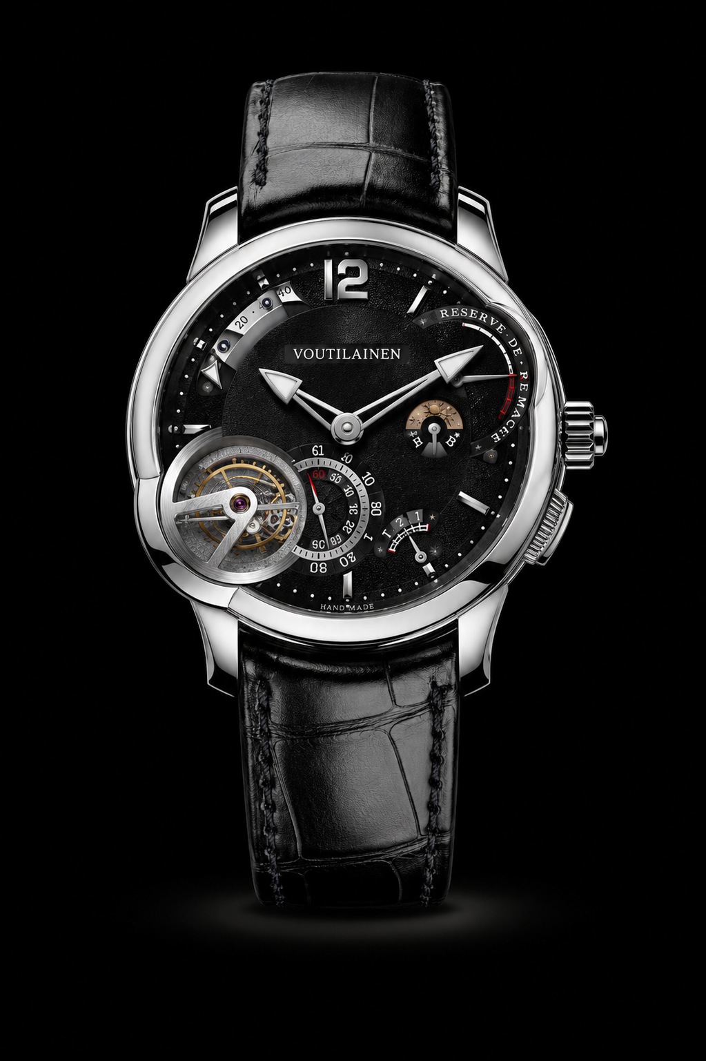 Montre de luxe avec un cadran noir, des indications en or, un bracelet en cuir noir, et plusieurs fonctionnalités horlogères complexes, présentée sur un fond noir.