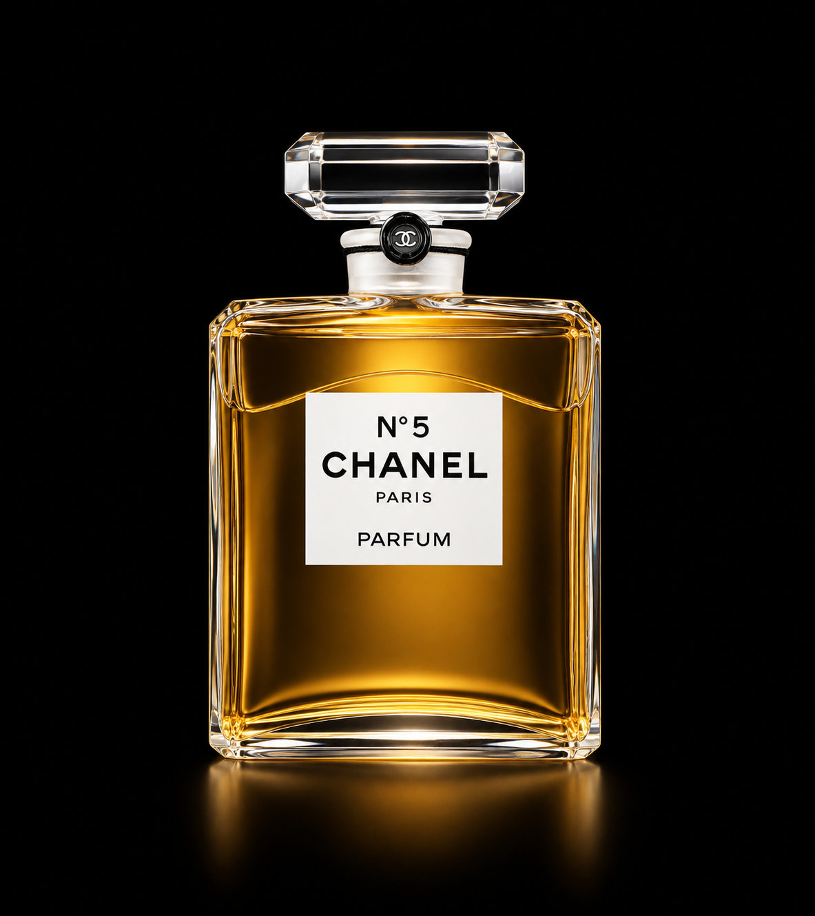 Flacon de parfum Chanel N°5 avec un liquide doré dans un flacon en verre transparent, fond noir