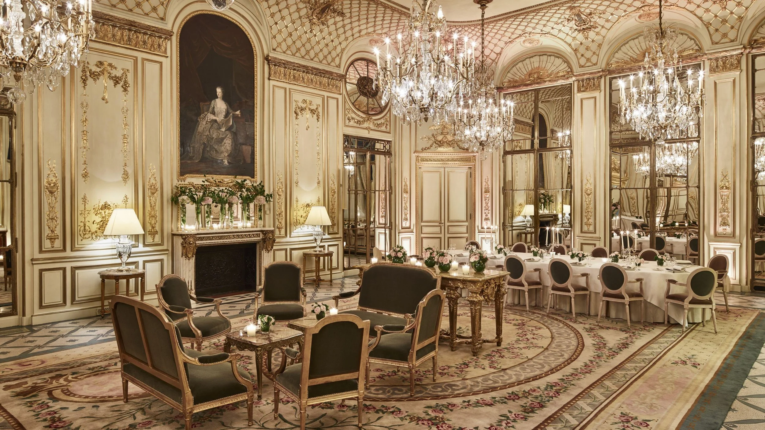 Salle de réception élégante avec des chandeliers en cristal, meubles anciens, et un décor de style rococo avec des murs décorés en or et des miroirs.
