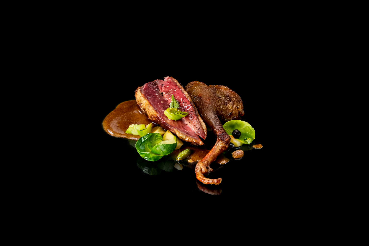 assiette de viande de canard avec sauce, légumes verts, graines, et un petit morceau de viande sur un fond noir