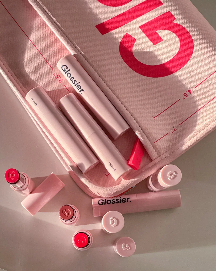 glossier-beautybag-carousel-06.webp