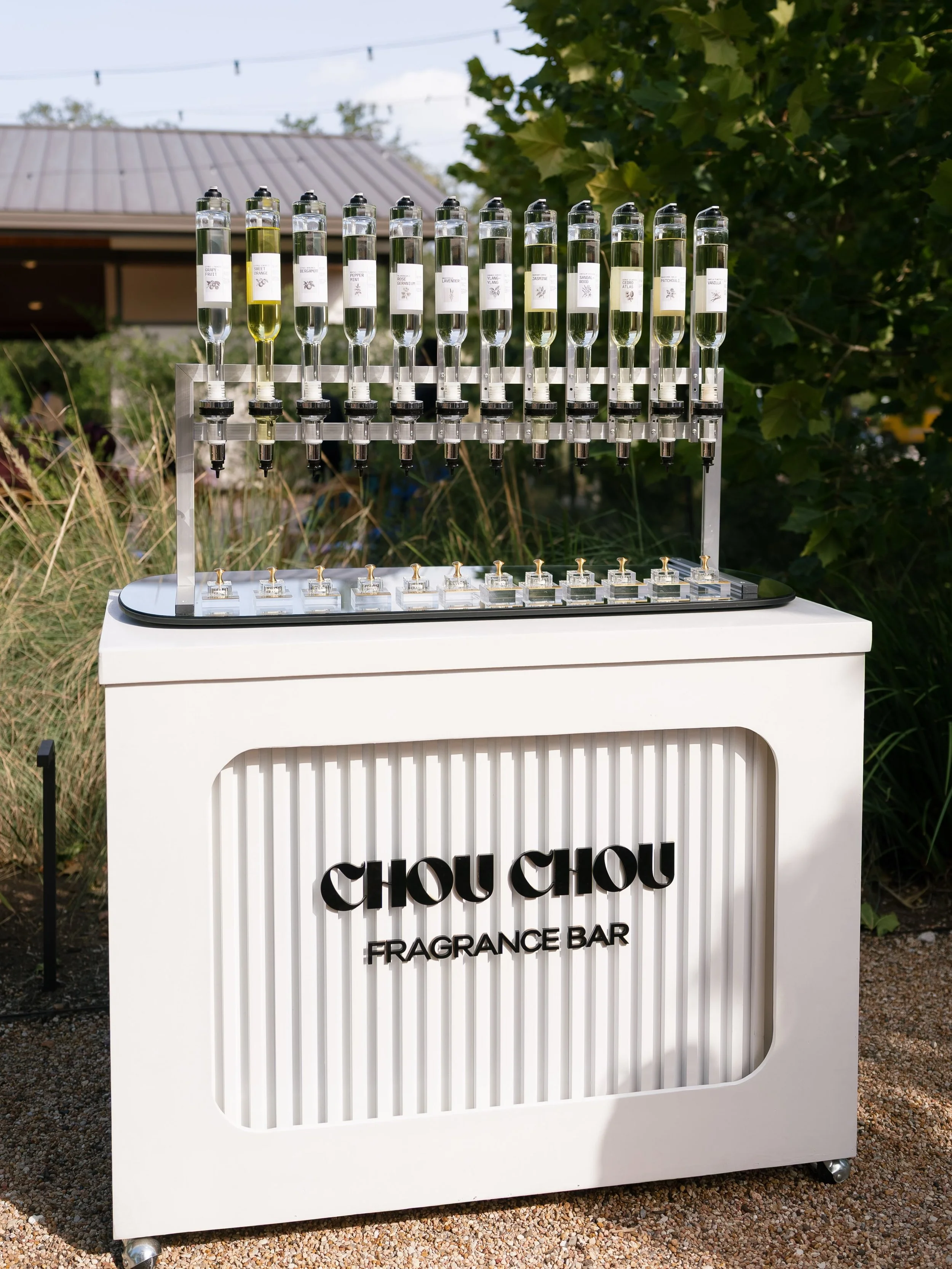 Cocktail hour, but make it personal. ✨

A look at the Chou Chou Fragrance Bar at Phillip &amp; Kamsi&rsquo;s beautiful wedding, where guests could create a fragrance of their own while mingling during cocktail hour.

Beautifully captured by @angieric
