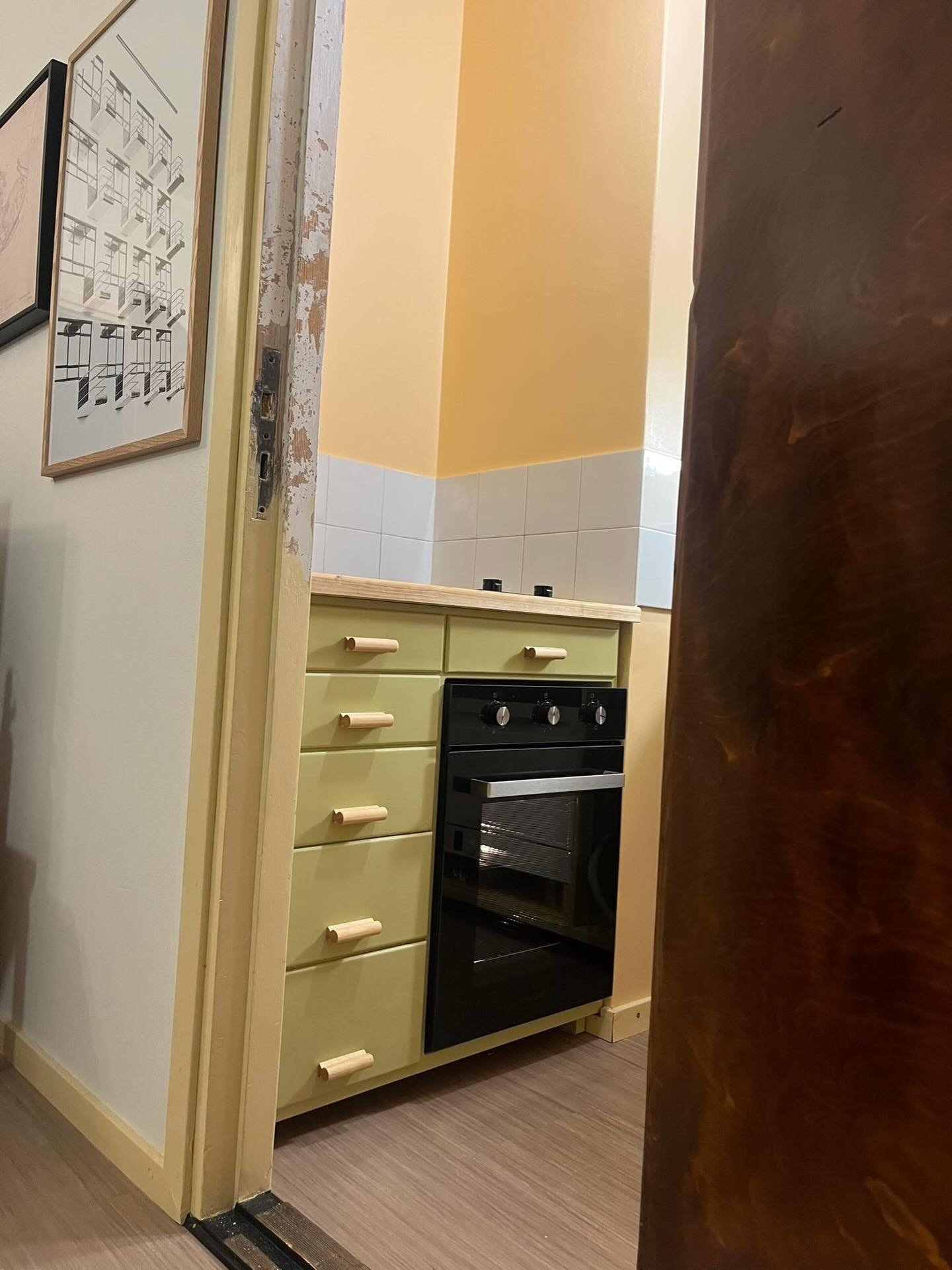 P&auml;iv&ouml;l&auml;n uusi keitti&ouml; alkaa valmistua: t&auml;ss&auml; kohdassa oli 1939 uusi ja moderni s&auml;hk&ouml;liesi, joka on p&auml;ivittynyt 2025-versioon ja saanut lis&auml;&auml; s&auml;ilytystilaa. Mit&auml;p&auml; tykk&auml;&auml;t