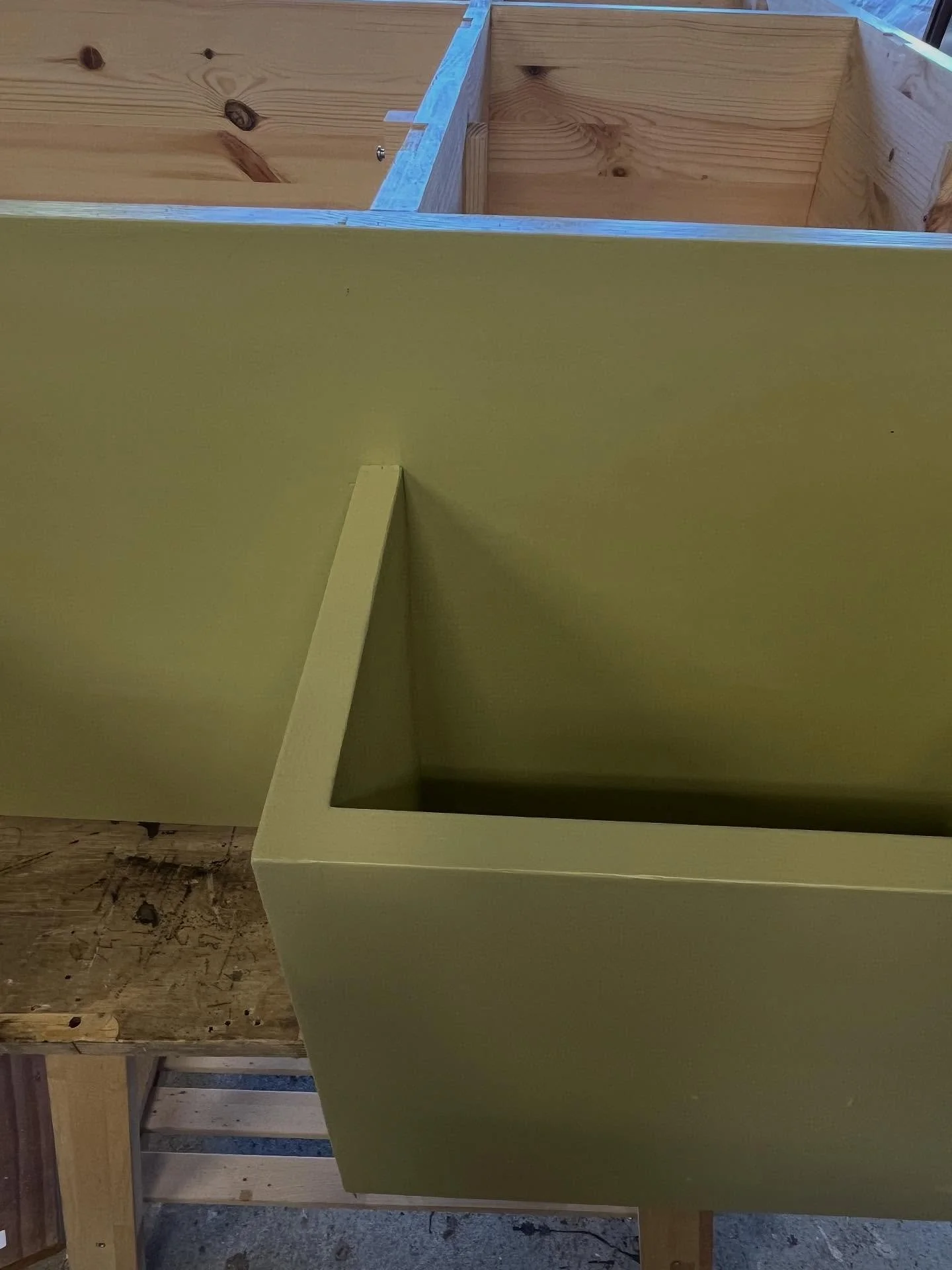 P&auml;iv&ouml;l&auml;n keitti&ouml;kaapit valmistuvat -ehk&auml; yl&auml;kaappi jo t&auml;ll&auml; viikolla.😍 Alkuper&auml;isi&auml; suunnitelmia ja ty&ouml;ohjeita on tutkittu tarkasti.
#sunilanaaltokodit #visitkotkahamina #ainoaalto #alvaraalto #