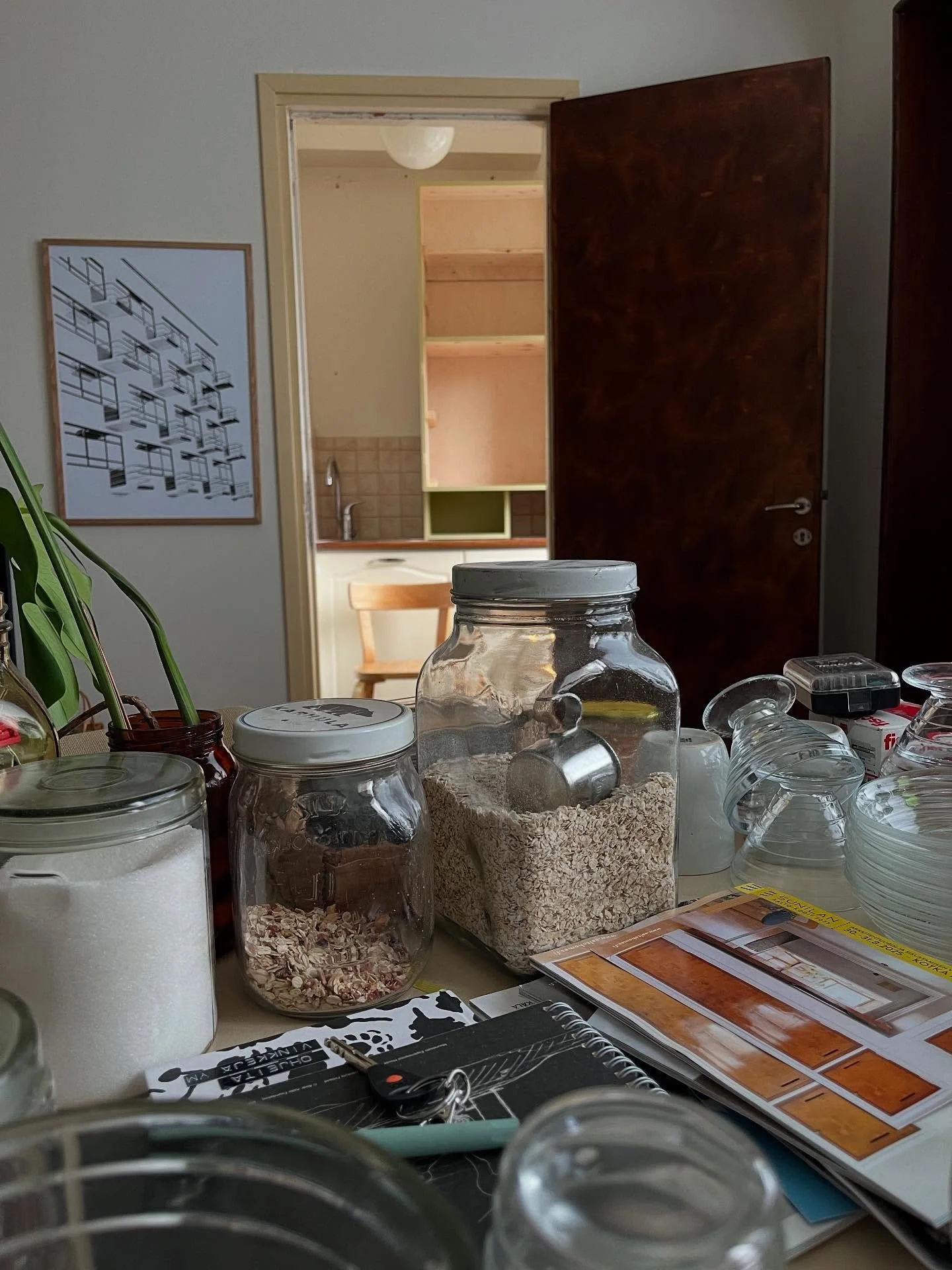 Loppusilausta ja keitti&ouml;remontin alkua sopivasti ennen huomista P&auml;iv&ouml;l&auml;ss&auml;. Huomenna aamup&auml;iv&auml;ll&auml; kahvipannu on kuumana pop up-kahvilan merkeiss&auml; Sunilan Aalto-kodit -tapahtumassa, tervetuloa!
#sunilanaalt