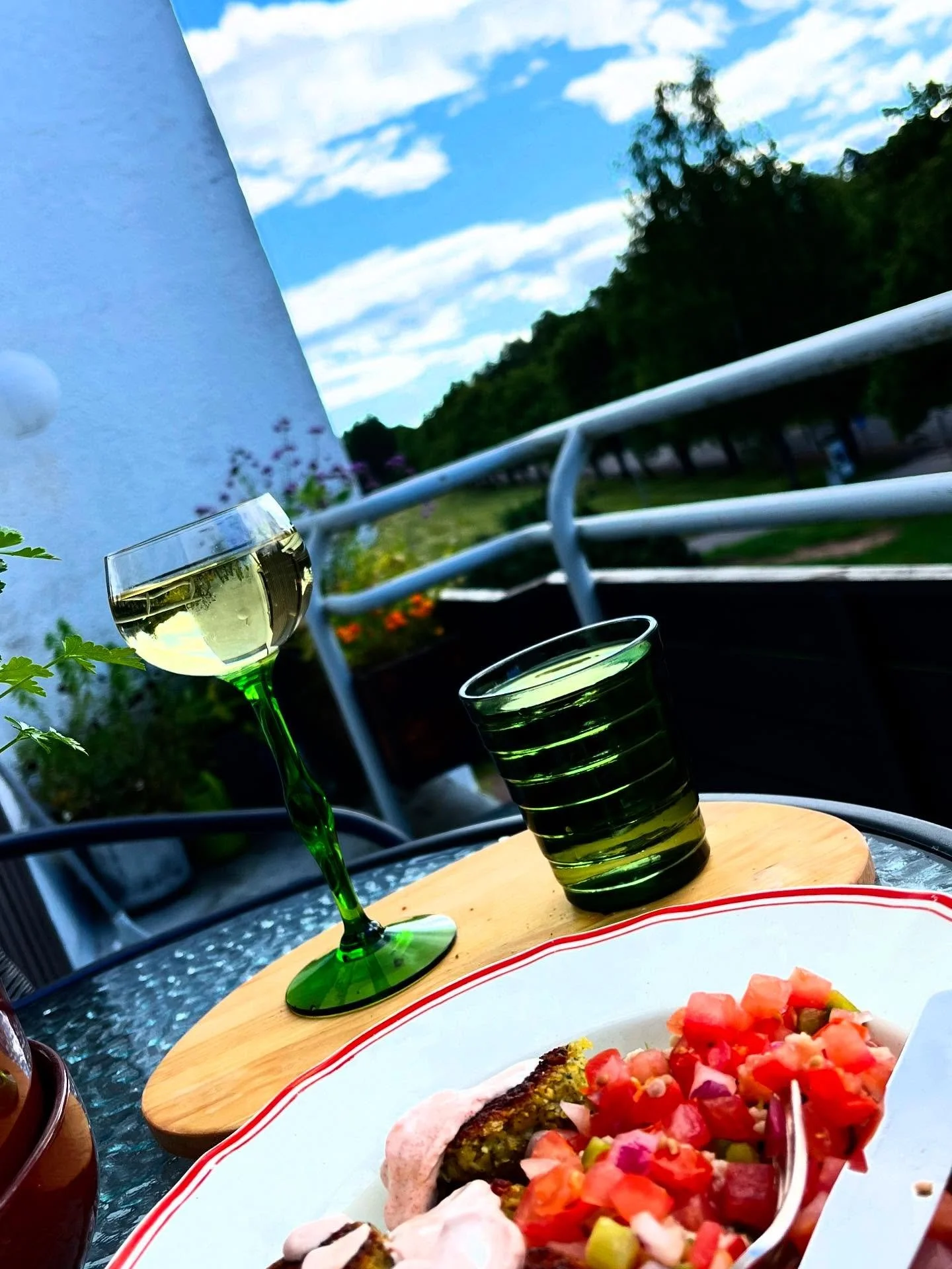 Sunilan Aalto-kodit -viikonloppu l&auml;hestyy ja mik&auml;s t&auml;ss&auml; lounastellessa, upeassa loppukes&auml;n l&auml;mm&ouml;ss&auml;. En&auml;&auml; kaksi viikkoa ja sitten Sunilan alueen t&auml;ytt&auml;&auml; taas iloinen Aalto-kansa. Terve