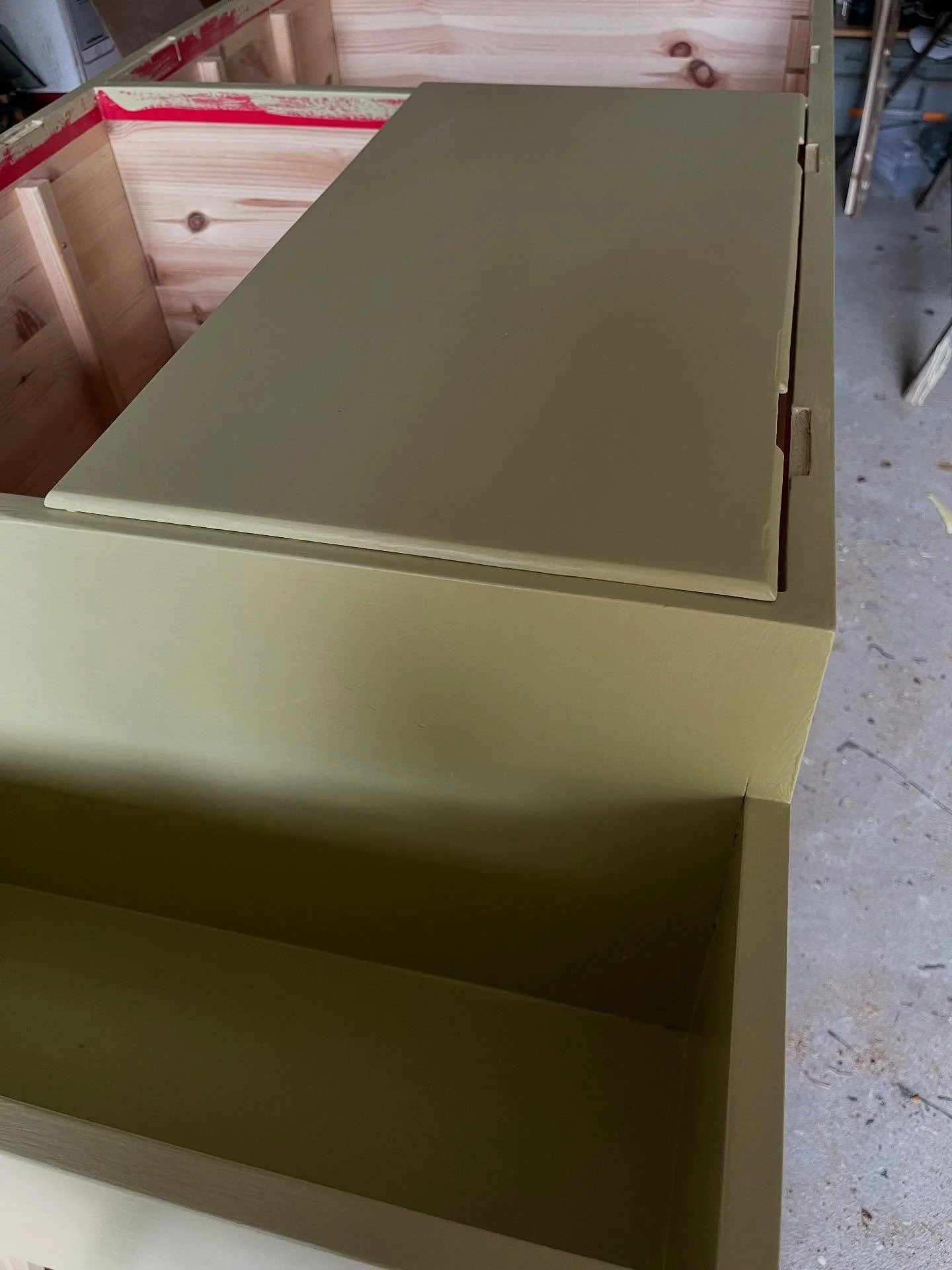 Honkalan keitti&ouml; viimeistely&auml; ja asennusta vaille valmis.🥂 Keitti&ouml; on alusta l&auml;htien valmistettu k&auml;sity&ouml;n&auml; alkuper&auml;isi&auml; materiaaleja, piirrustuksia ja tekniikoita kunnioittaen. Seuraavaksi sitten P&auml;i