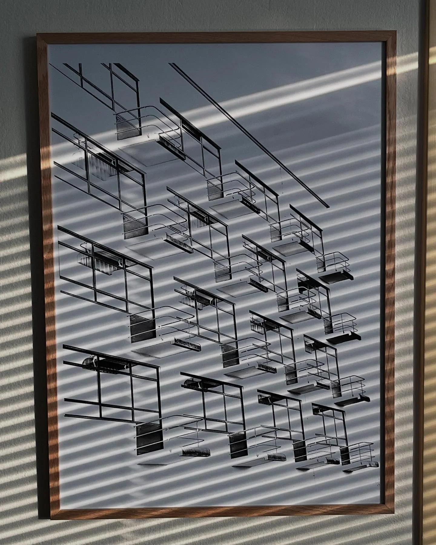 Varjot osuu v&auml;lill&auml; just sopivasti ristiin.
#sunila #sunilanaaltokodit #artmaksimoff #bauhaus