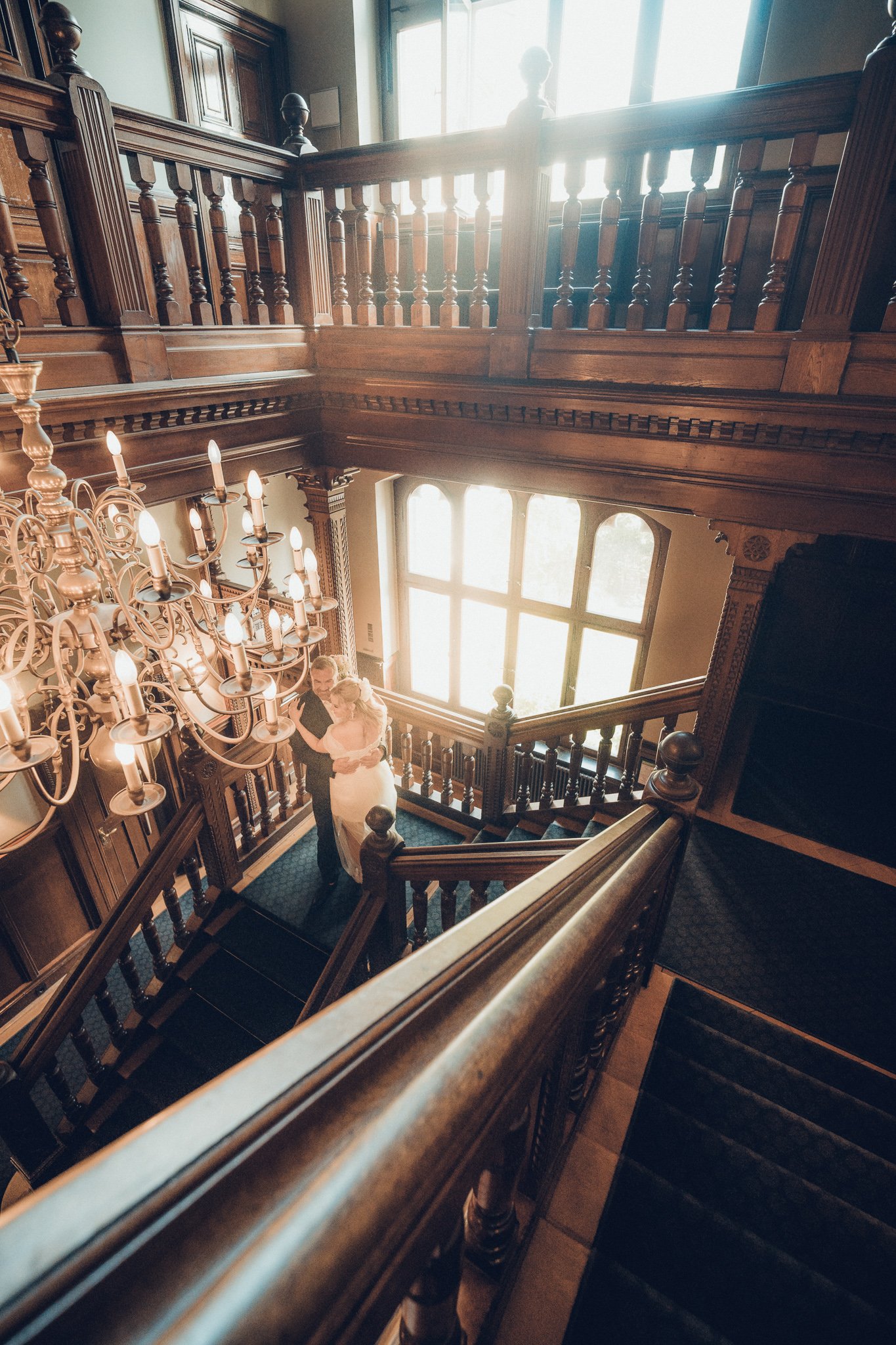 Trauung im Standesamt Düsseldorf Inselstraße – Braut und Bräutigam auf Treppe, Hochzeitsfotograf und Videograf Düsseldorf