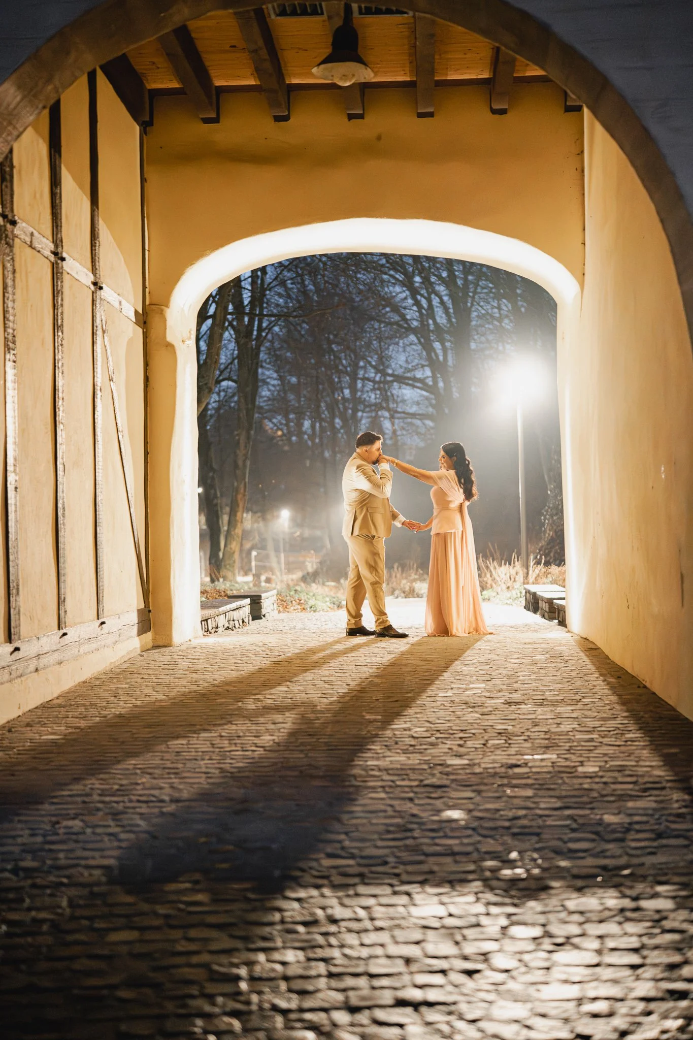 Kübra und Hicham bei ihrem Verlobungsshooting an der Vorburg von Schloss Hardenberg