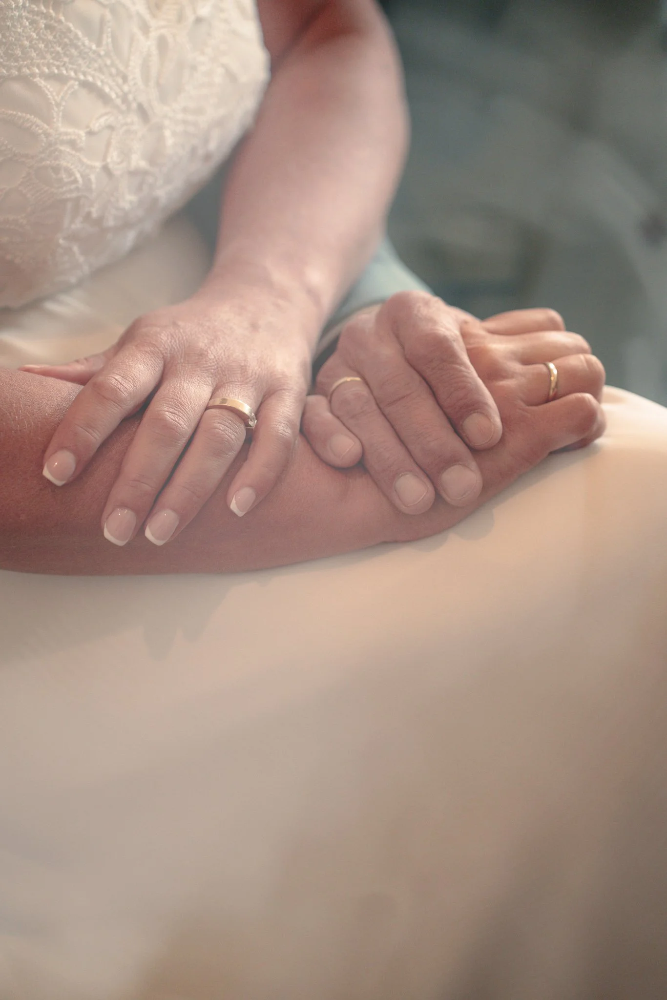 Nahaufnahme von Braut und Bräutigam, die sich bei der Trauung an den Händen halten – Hochzeitsfotografie Köln