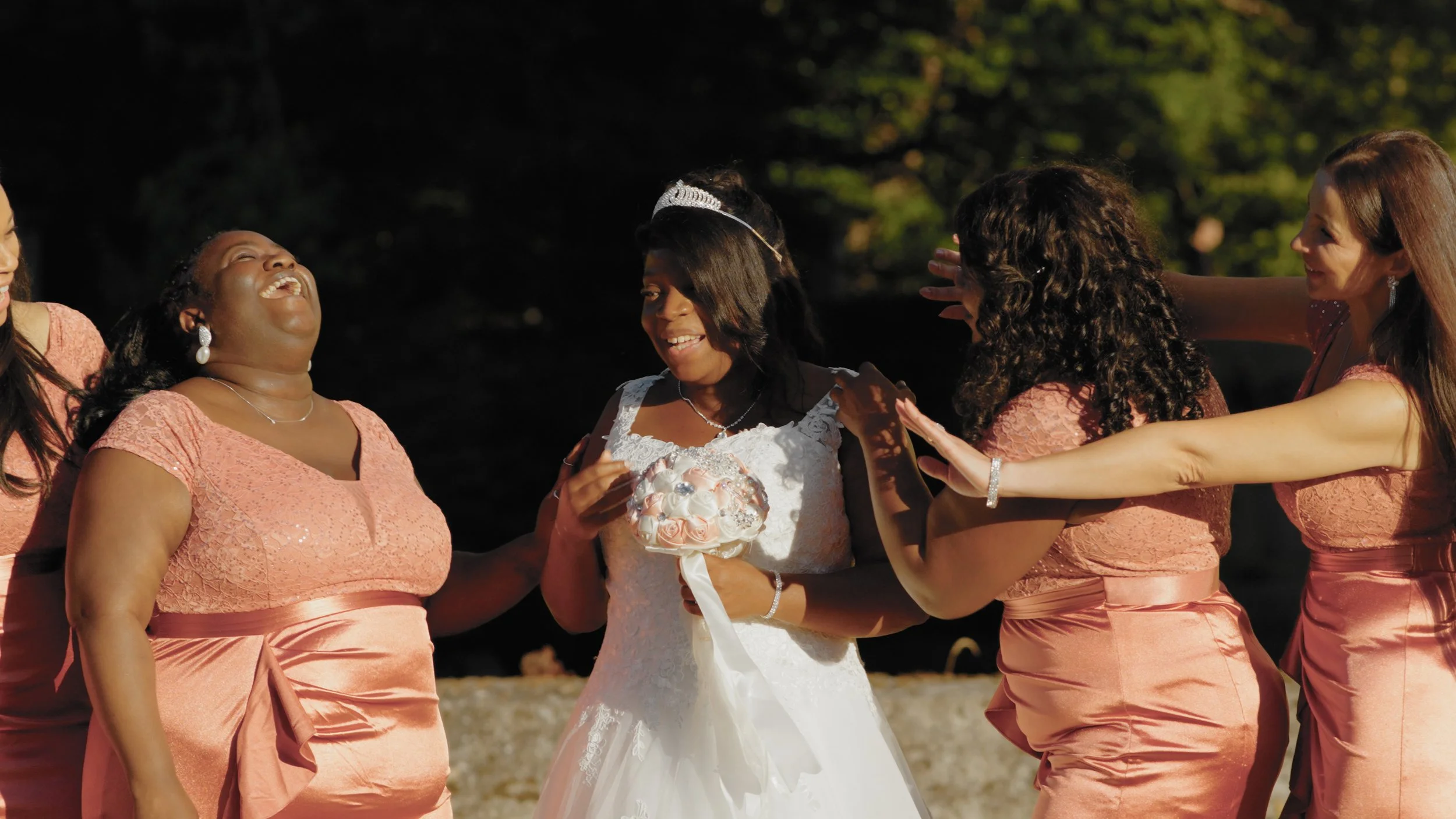 Braut Jenny mit Freundinnen während ihrer freien Trauung auf der Burg Lüftelberg in Meckenheim bei Bonn