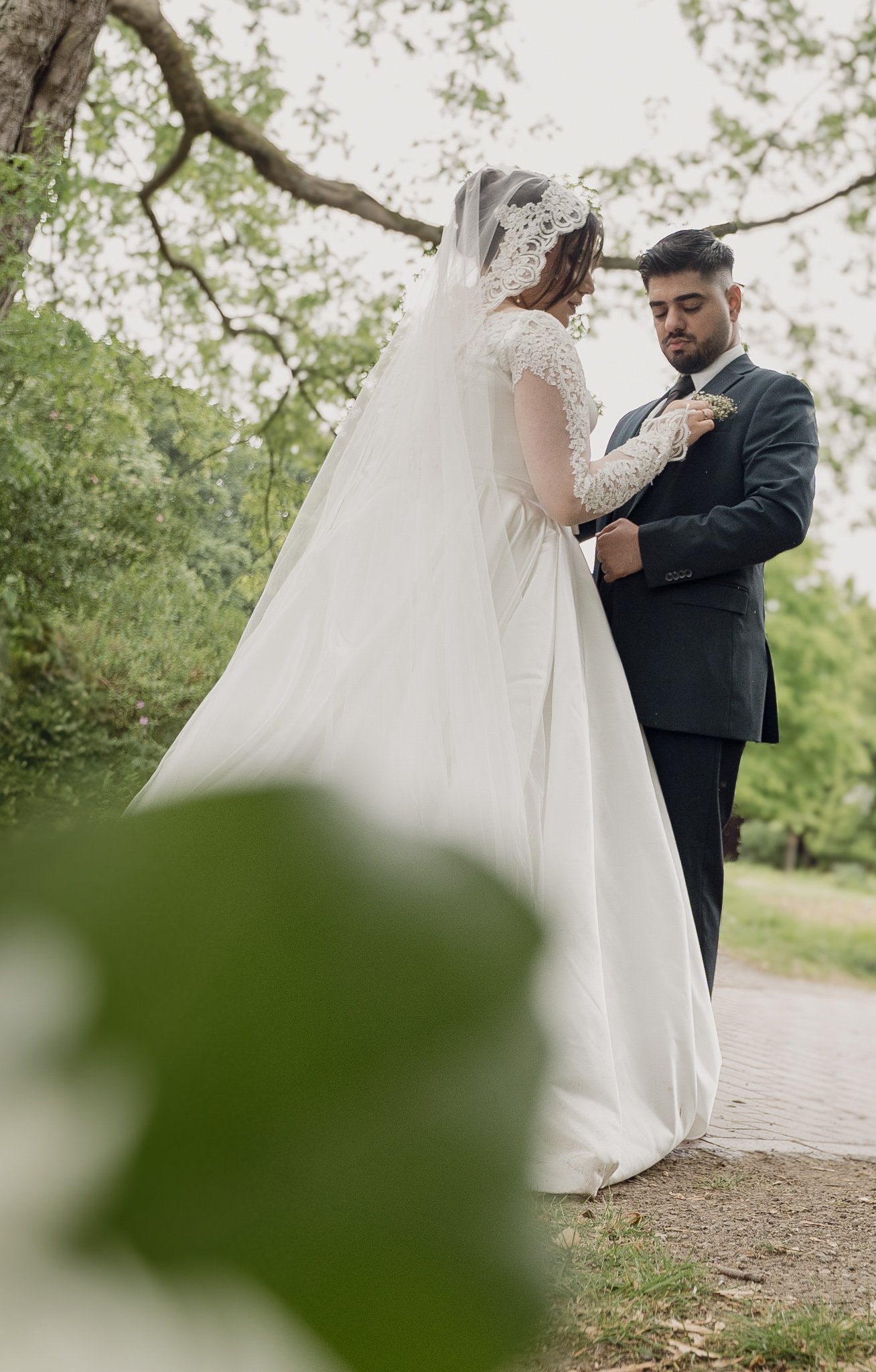 Brautpaar Shang und Payraw bei ihrer Hochzeitsfotosession im Botanischen Garten